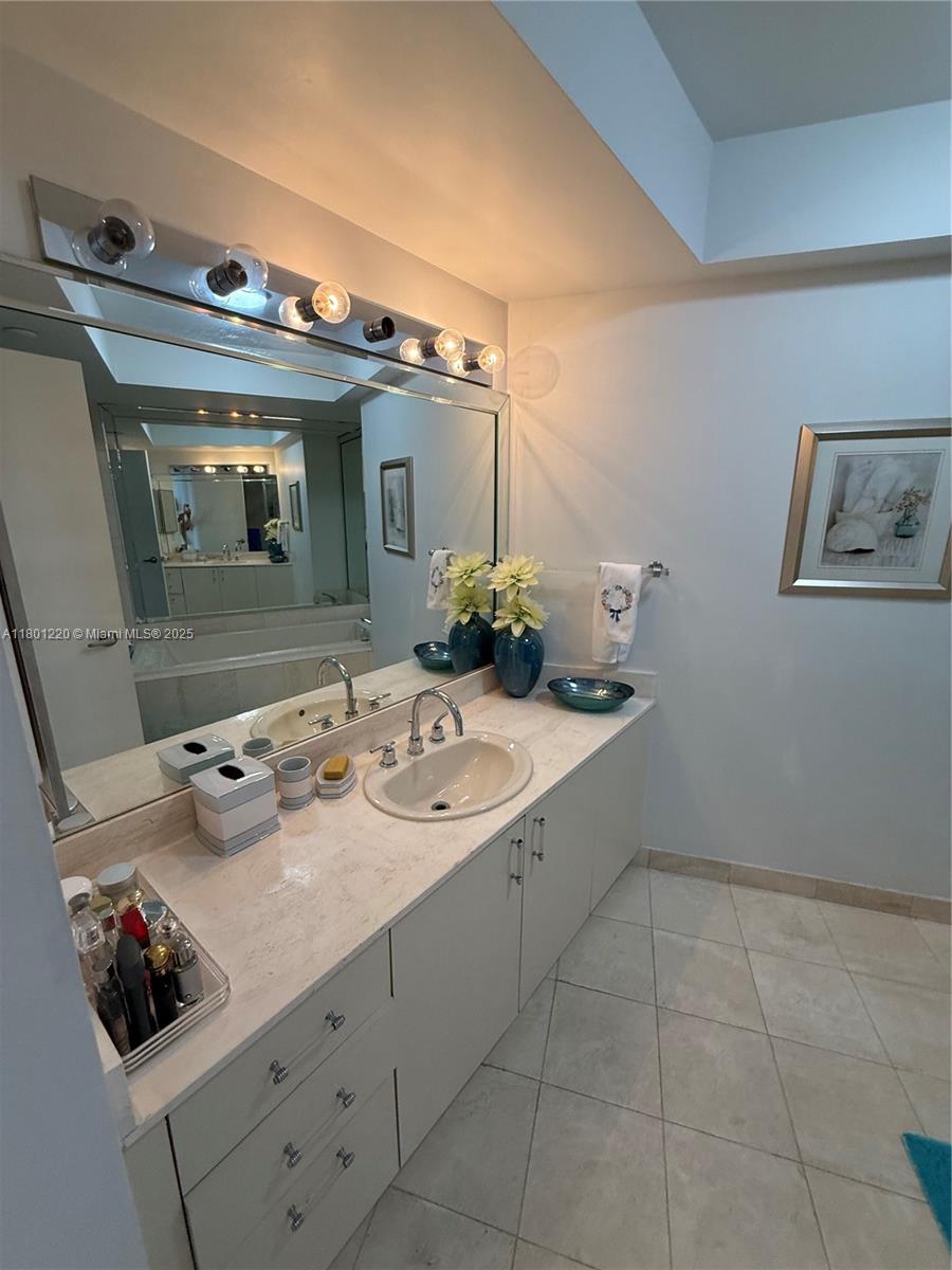 1000 ISL BLVD WILLIAMS IS - Residential