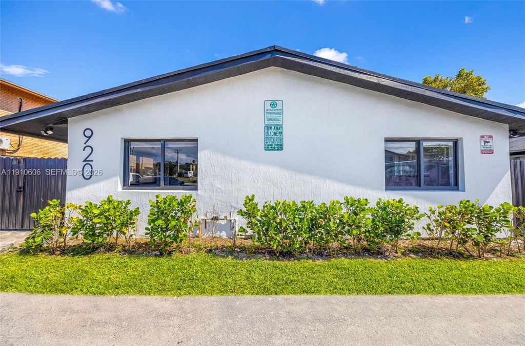 Photo of 920 NW 8th Ave #1, Pompano Beach, FL 33060 (MLS # A11910606)