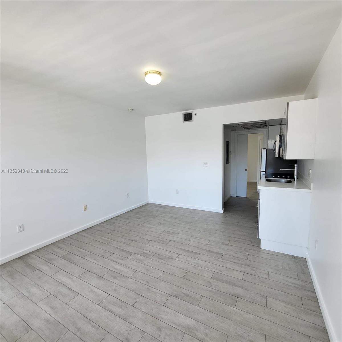 UNFURNISHED Amazing One Bedroom apartment in the hearth of South Beach just minutes away from the water and a block away from Lincoln Rd, Basic cable and Internet included.