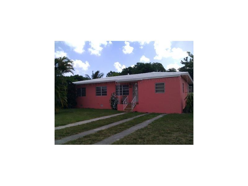 Spacious home perched on a big lot size and lot of interior space. Centrally located with many stores, restaurants, supermarkets,malls and other places of interest in close proximity. Perfect place to enjoy good times with friends and family. Won't last long!