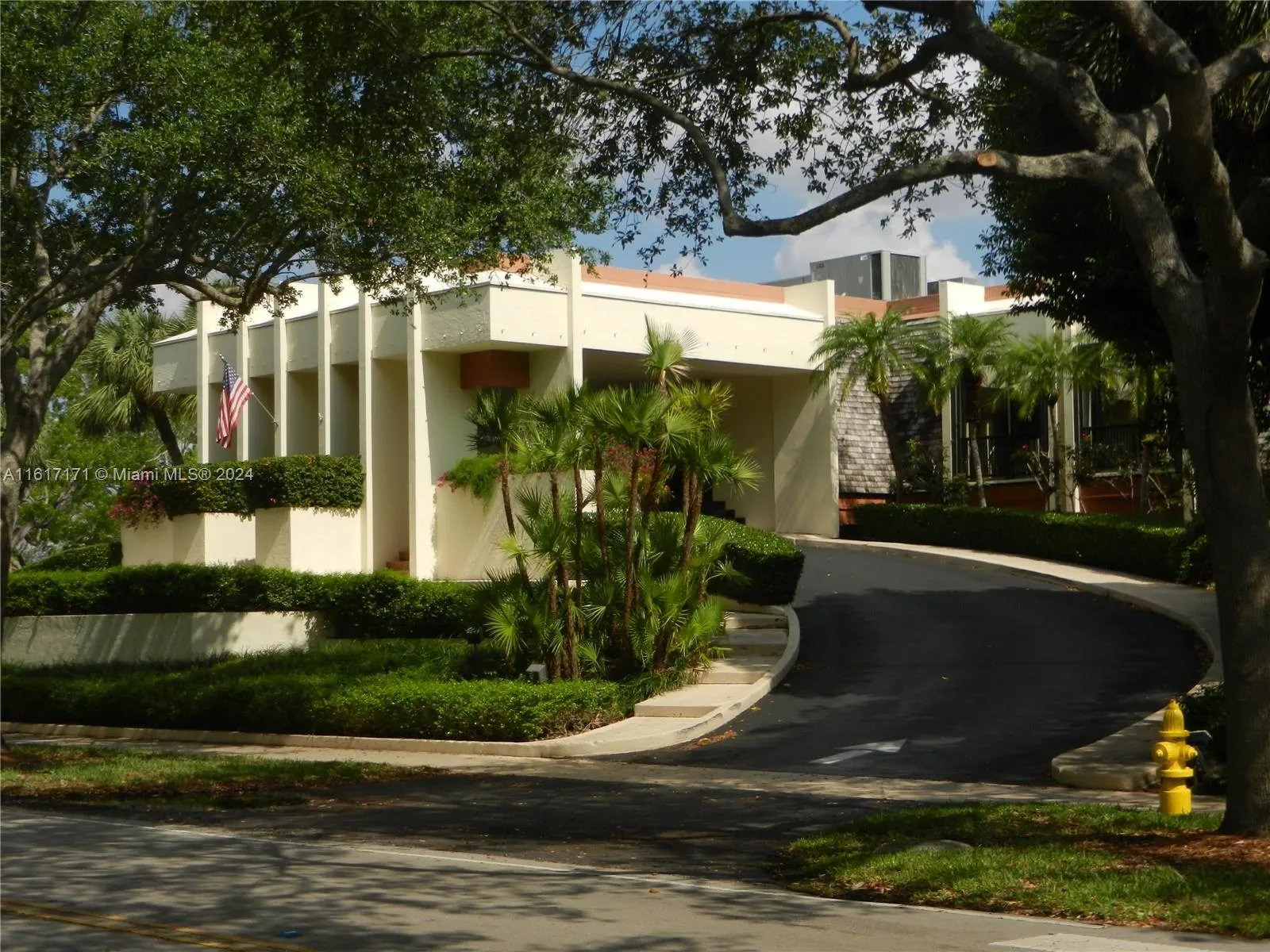 Miami, Florida 33173, United States, 2 Bedrooms Bedrooms, ,3 BathroomsBathrooms,Residential,Pending,53330