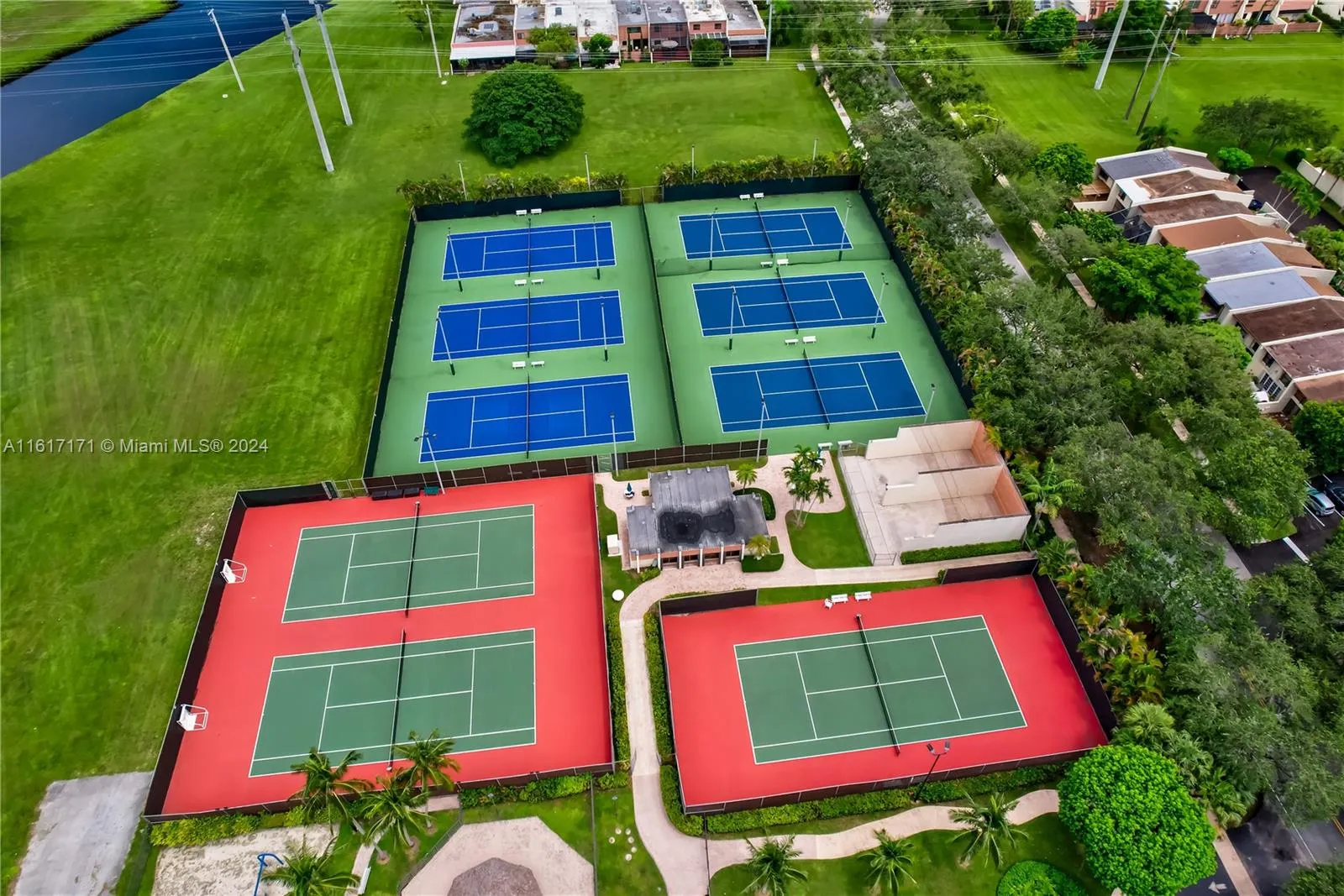 Miami, Florida 33173, United States, 2 Bedrooms Bedrooms, ,3 BathroomsBathrooms,Residential,Pending,53330