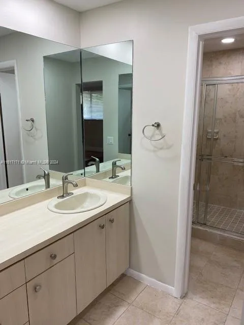 Miami, Florida 33173, United States, 2 Bedrooms Bedrooms, ,3 BathroomsBathrooms,Residential,Pending,53330