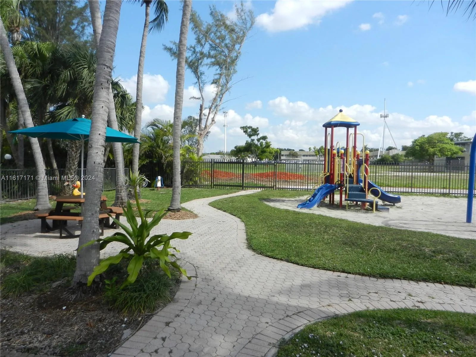 Miami, Florida 33173, United States, 2 Bedrooms Bedrooms, ,3 BathroomsBathrooms,Residential,Pending,53330