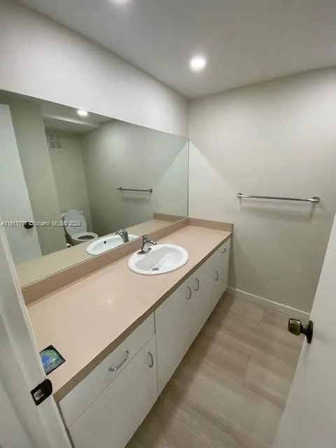 Miami, Florida 33173, United States, 2 Bedrooms Bedrooms, ,3 BathroomsBathrooms,Residential,Pending,53330