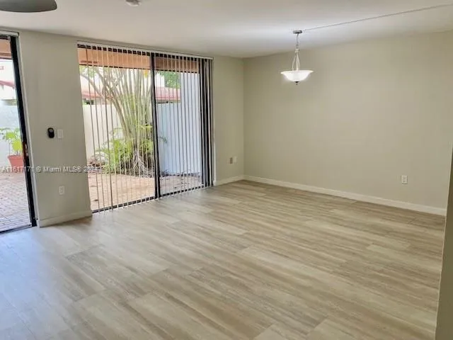 Miami, Florida 33173, United States, 2 Bedrooms Bedrooms, ,3 BathroomsBathrooms,Residential,Pending,53330