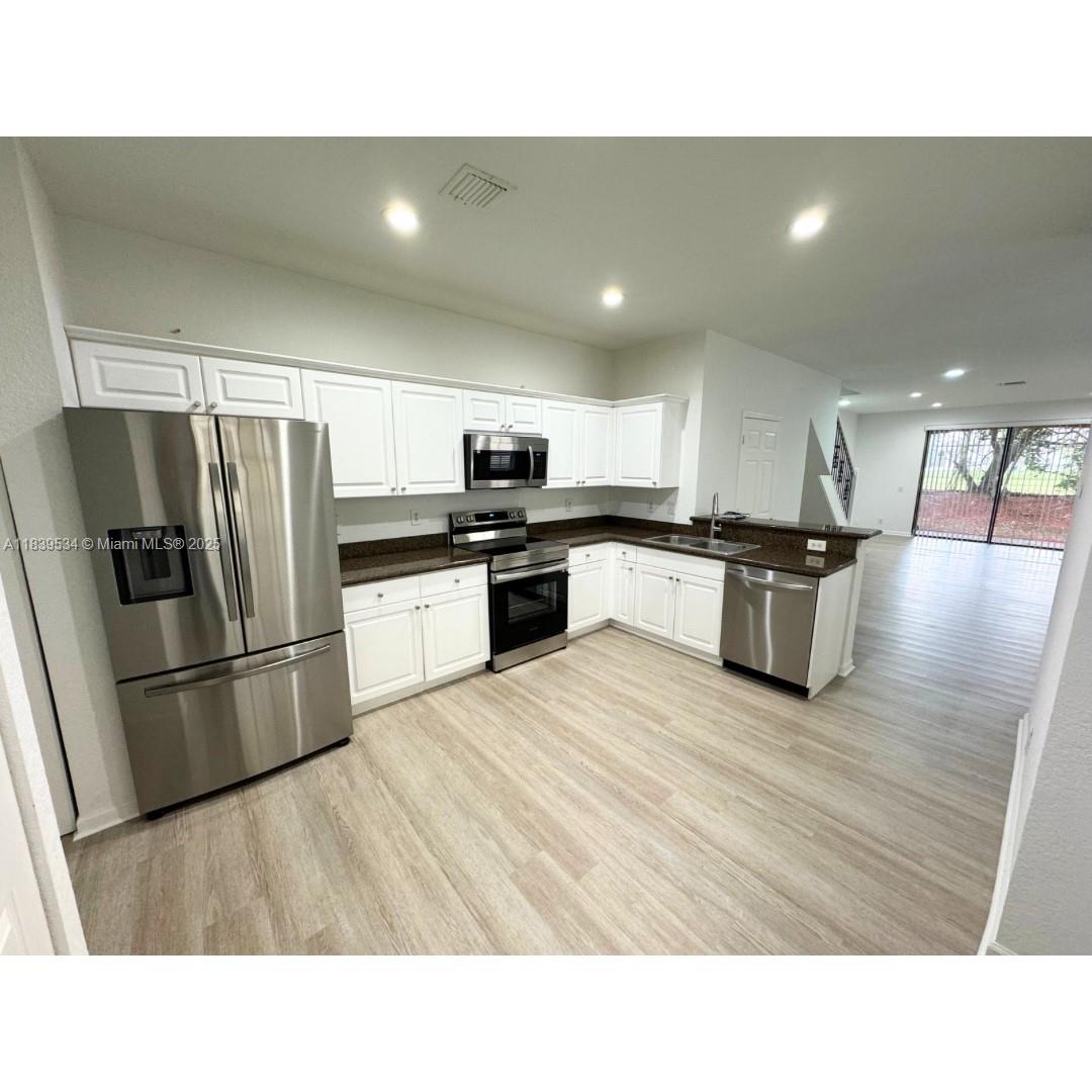 UPDATED & MOVE-IN READY! Spacious 4-bedroom, 2.5-bath corner townhouse with a 1.5-car garage, located in the beautiful community of The Courtyards at the Groves, prime location in Weston. Close to A+ schools, parks, and the public library.
Property features include a granite kitchen with new stainless steel appliances, new water heater, new hardwood flooring, fresh paint, and new glass showers doors in the bathrooms.
Enjoy community amenities like a pool and playground.