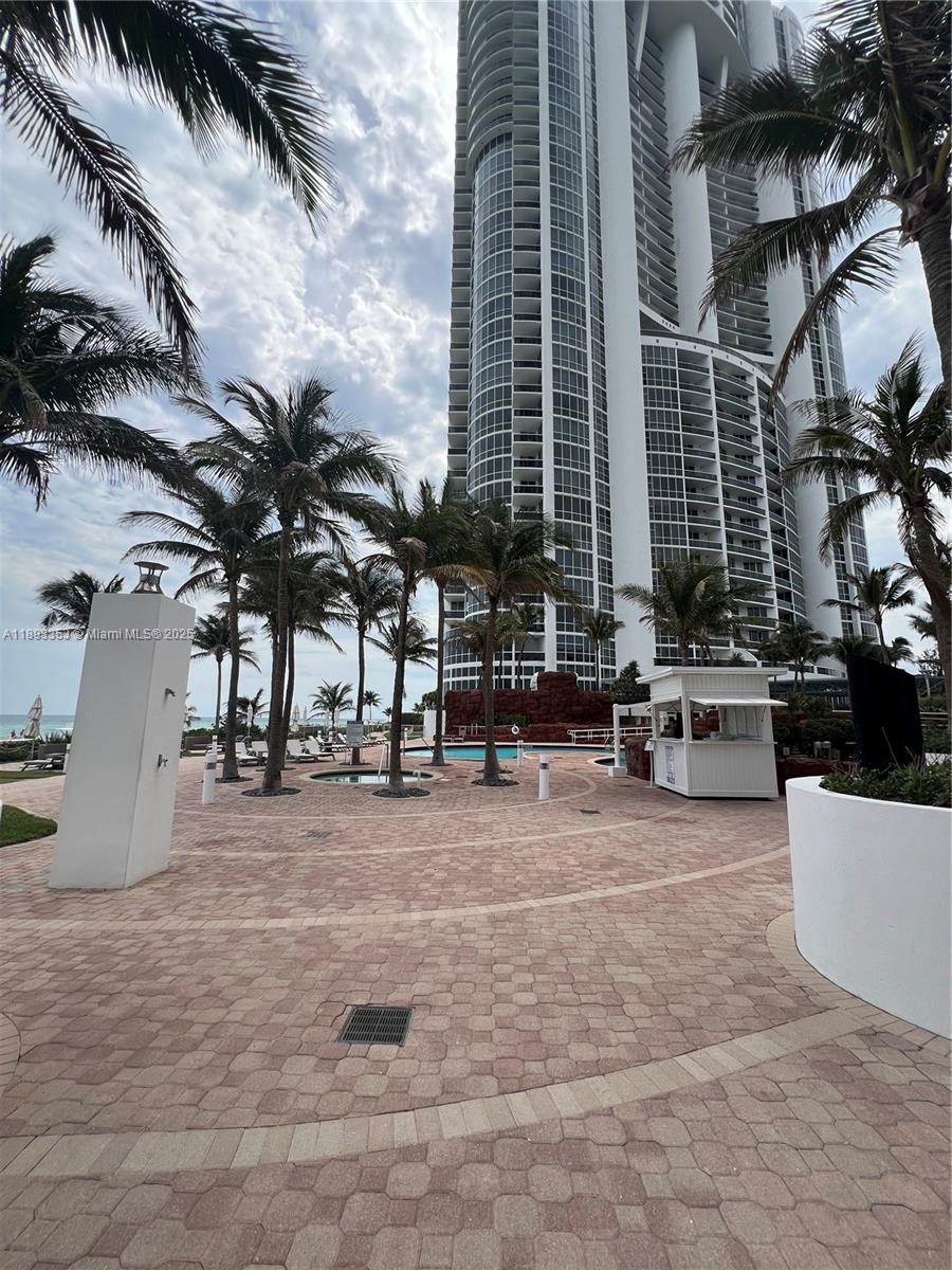 18201 Collins Ave 908