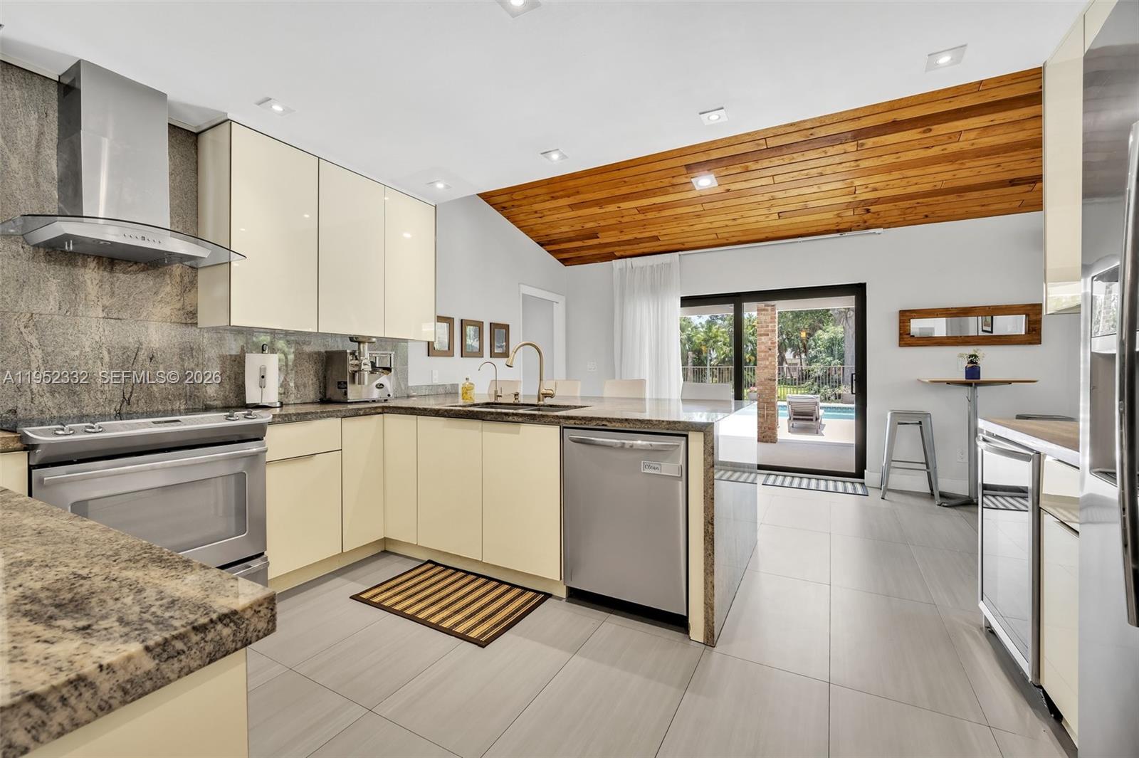 LAUREL OAKS EAST - Residential