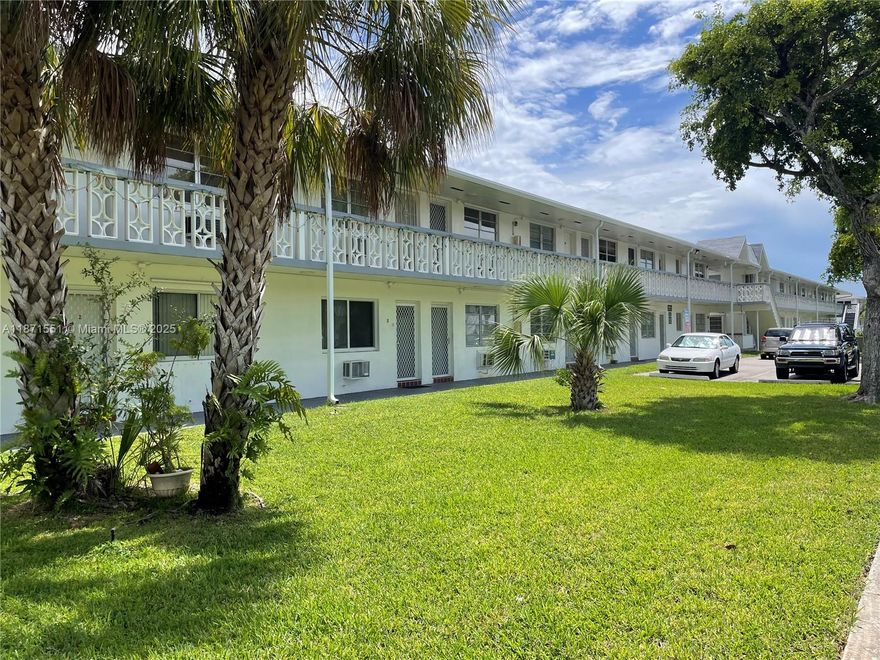 LOVELY 1 BEDROOM 1 BATHS GARDEN'S APARTMENT ON THE 1ST FLOOR. CERAMIC TILES THRUGHOUT THE UNIT. LARGE BEDROOM. ENCLOSED BALCONY. CONVENIENTLY LOCATED TO TRANSPORTATION, MAJOR ROADS AND SHOPPING. ASSOCIATION REPRESENT 55+ COMMUNITY.