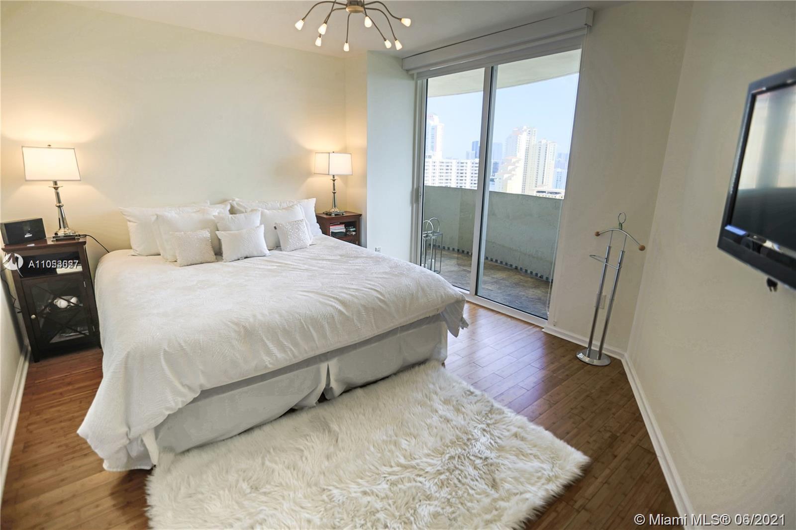 TURNBERRY ON THE GREEN CO - Residential Lease