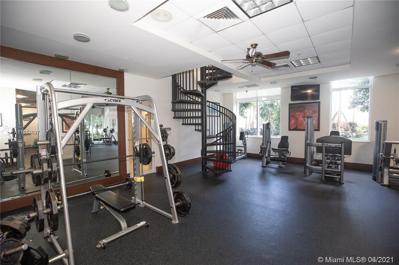 TURNBERRY ON THE GREEN CO - Residential Lease