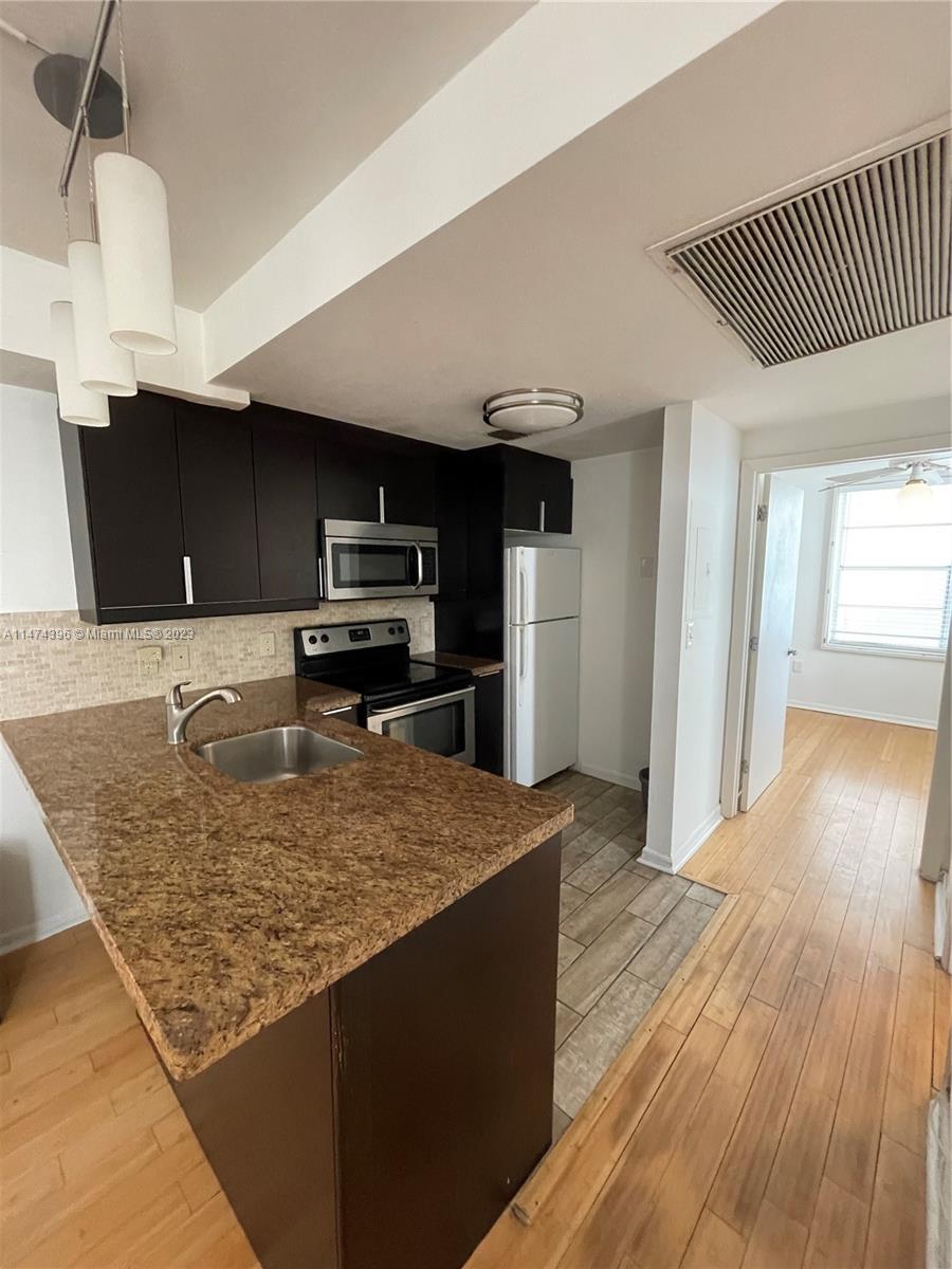 Live and work on the famous Ocean Drive in SoBe. Very rare, bright, and spacious 2 bedrooms 2 baths, unfurnished unit. Unbeatable location - Beach, Restaurants, shops, and Lincoln Rd in immediate walking distance.
Available November 1st, 2023
Please text the list agent with any questions/to schedule a viewing