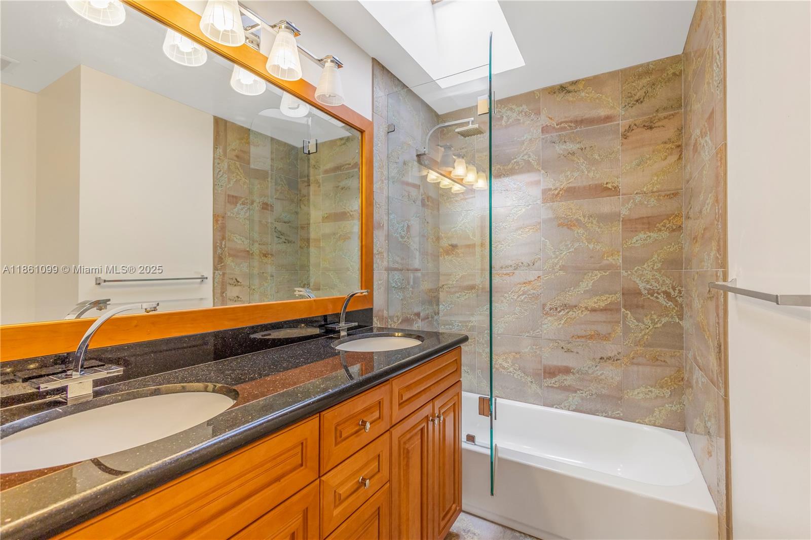 WIMBLEDON VILLAS OF VIA V - Residential