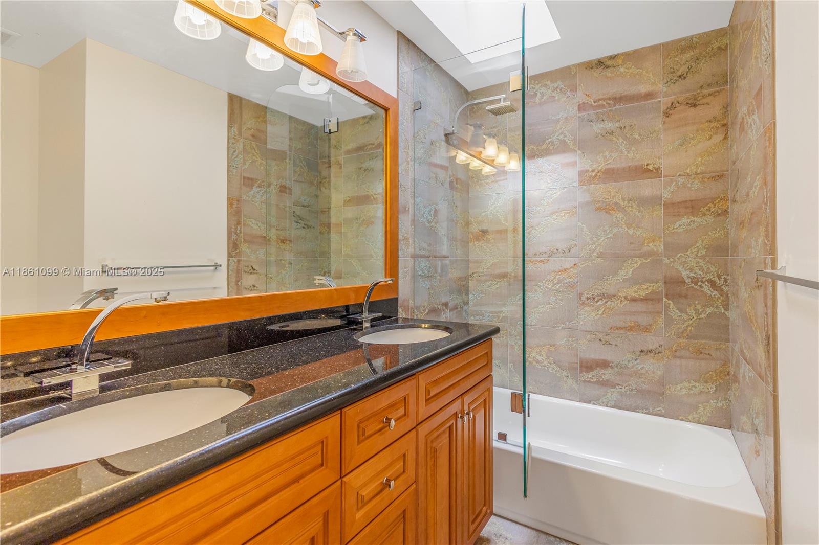 WIMBLEDON VILLAS OF VIA V - Residential