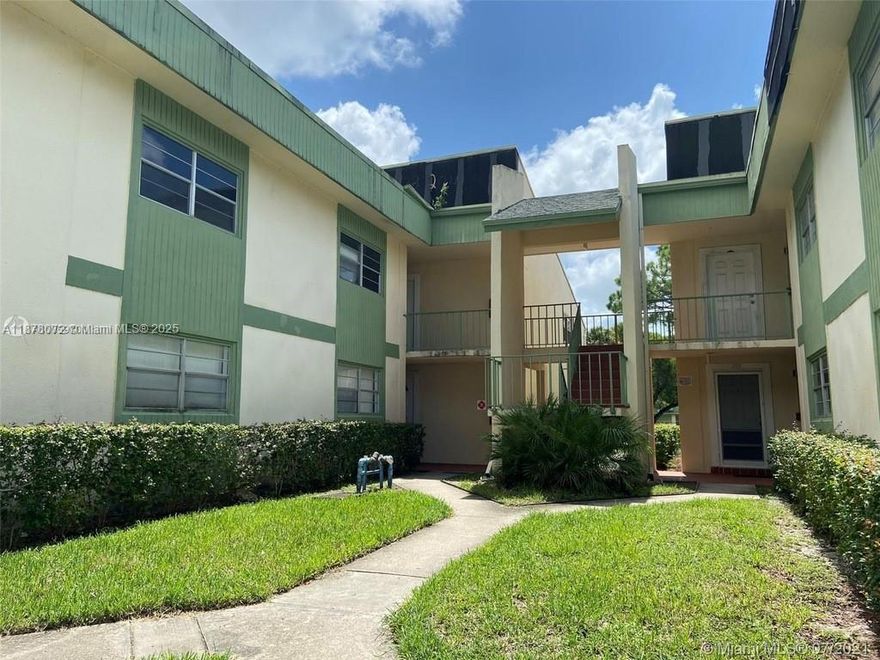 BEAUTIFUL, SPACIOUS 1BR/1.5BA, 2nd FLOOR CORNER UNIT CLOSE TO CLUBHOUSE. UPGRADED KITCHEN W/GRANITE COUNTER & WOOD CABINETS, FLOOR IS TILED THROUGHOUT. NEWER: FRONT DOOR, DISPOSAL & MORE. LARGE MASTER SUITE, MASTER BATH W/COMBINED TUB & SHOWER. NICE SIZE SCREENED & TILED BALCONY W/STORAGE. BLDG HAS LAUNDRY FACILITY ON 1st FLOOR. COMMUNITY HAS A CLUBHOUSE W/AMENITIES INCLUDING A COMMUNITY POOL. GREAT LOCATION, CLOSE TO PARK, CLOSE TO SHOPPING & MAIN ROADS AND  GOOD SCHOOLS.