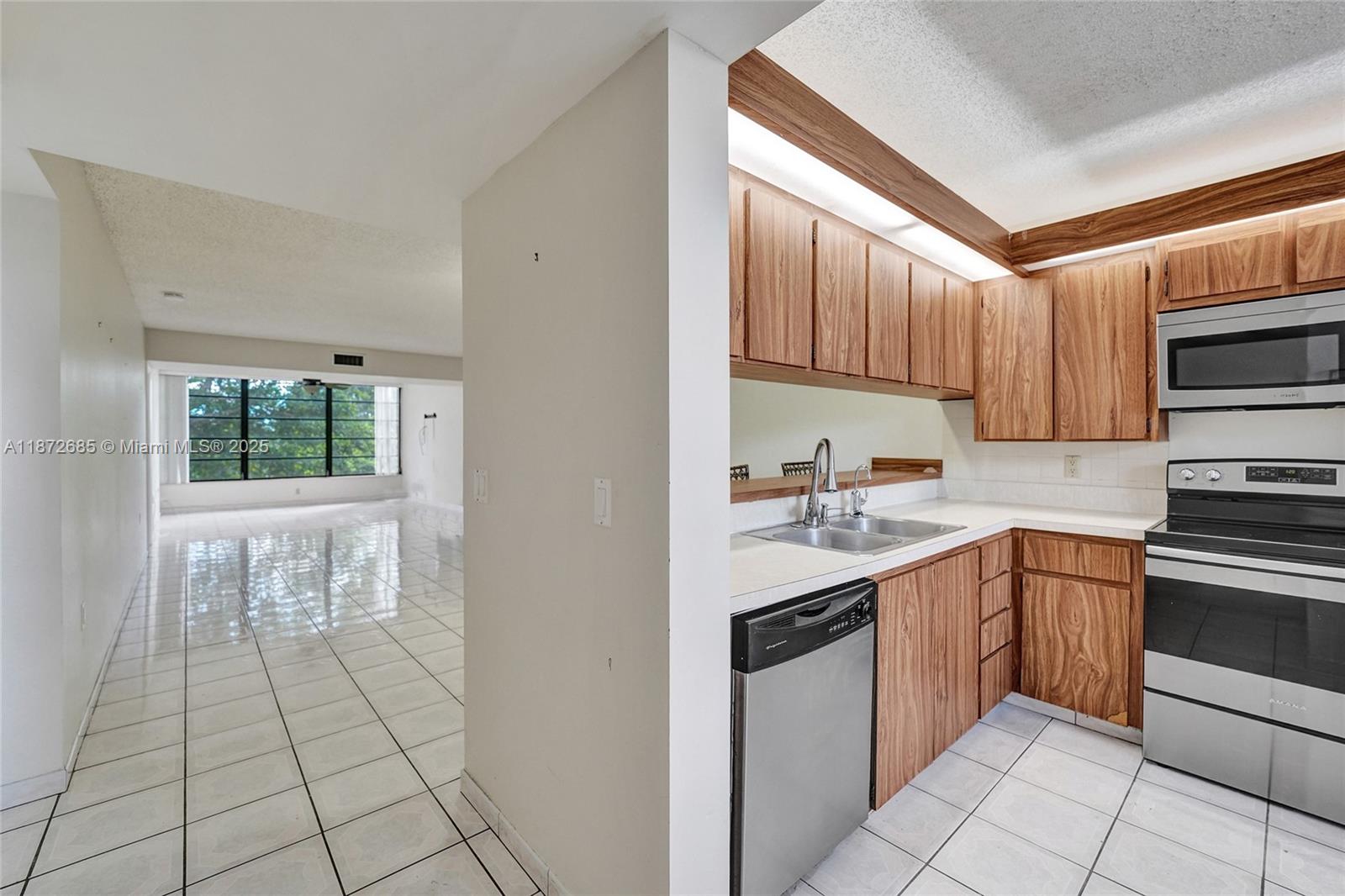 CONDO 1 OF WHITEHALL COND - Residential Lease