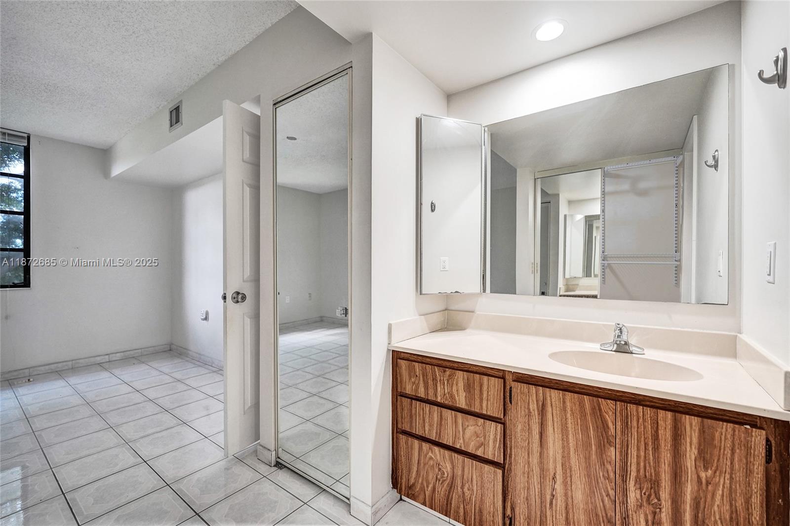 CONDO 1 OF WHITEHALL COND - Residential Lease