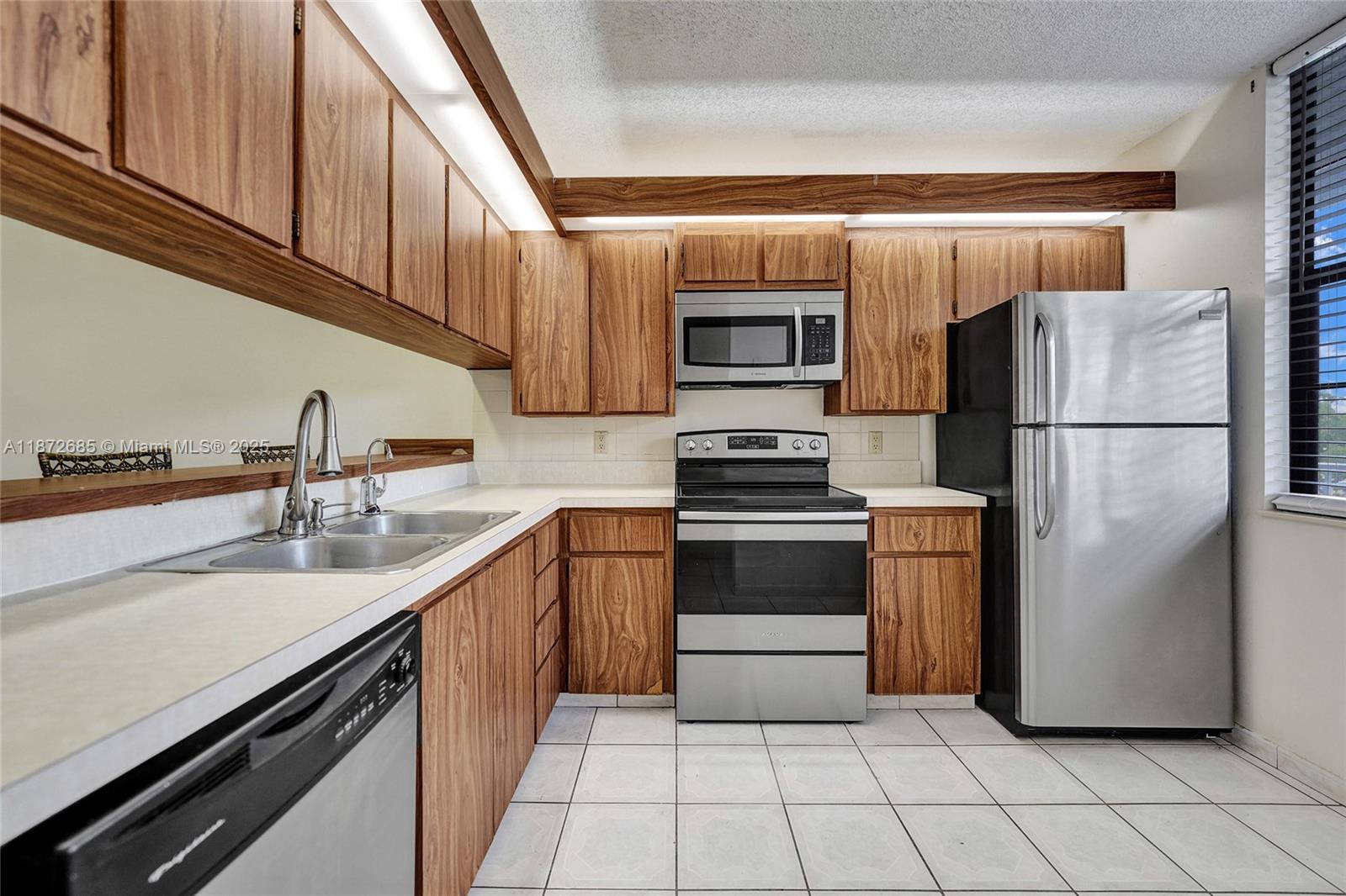 CONDO 1 OF WHITEHALL COND - Residential Lease