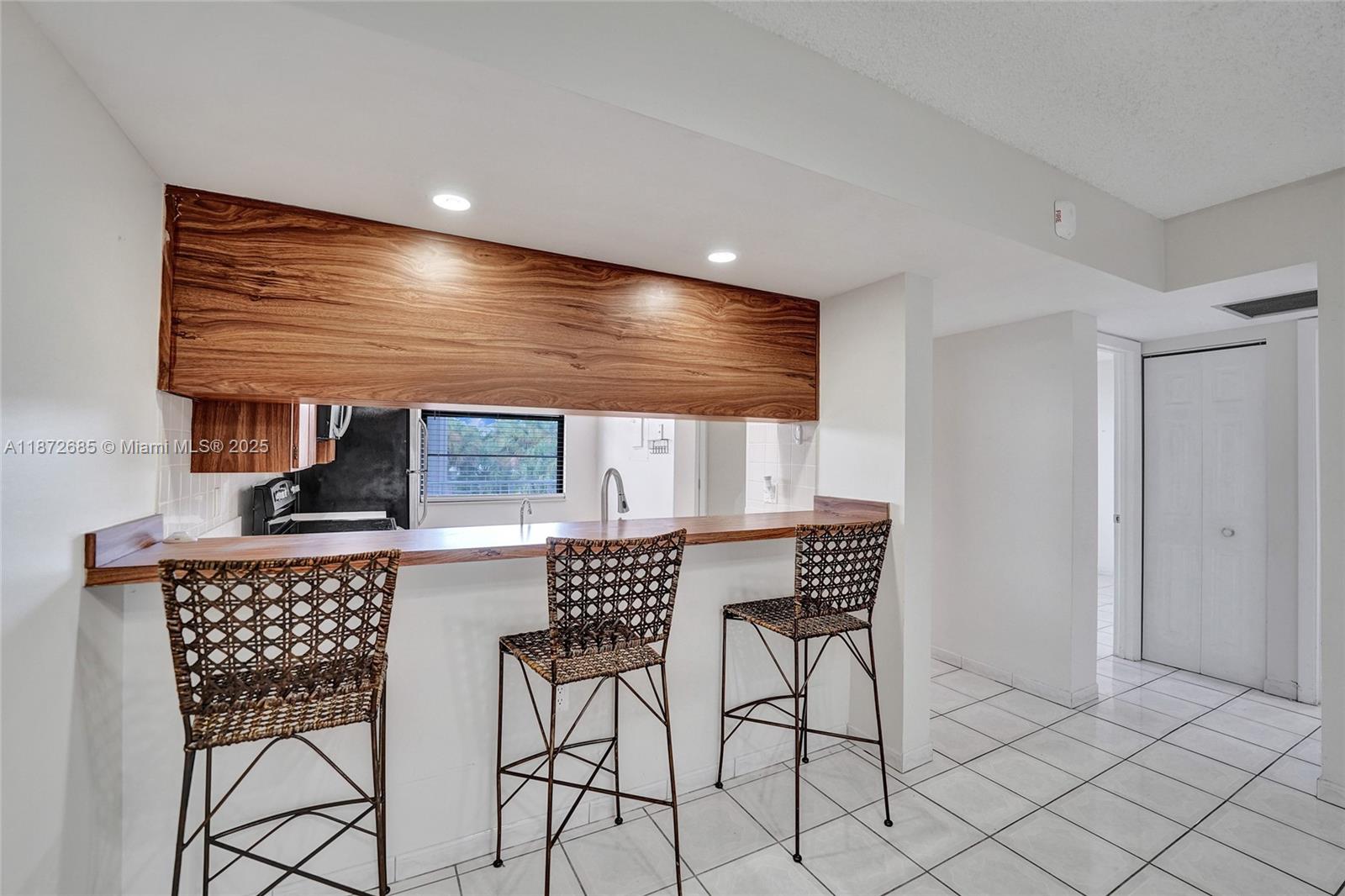 CONDO 1 OF WHITEHALL COND - Residential Lease