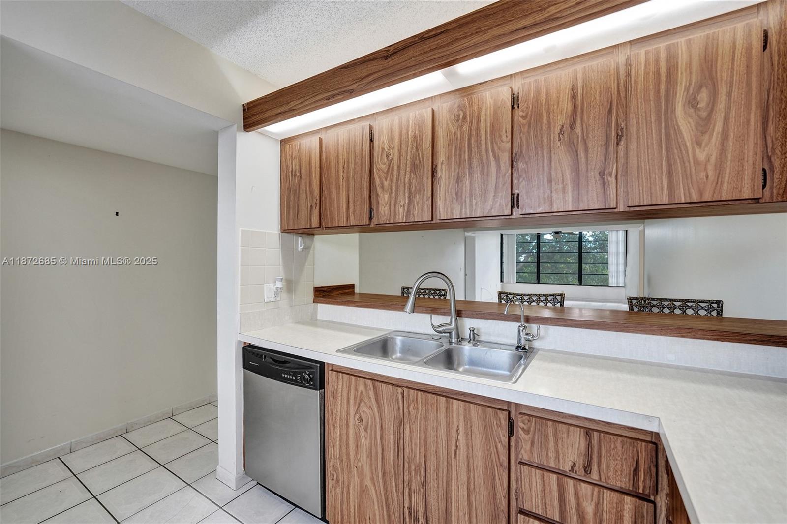 CONDO 1 OF WHITEHALL COND - Residential Lease