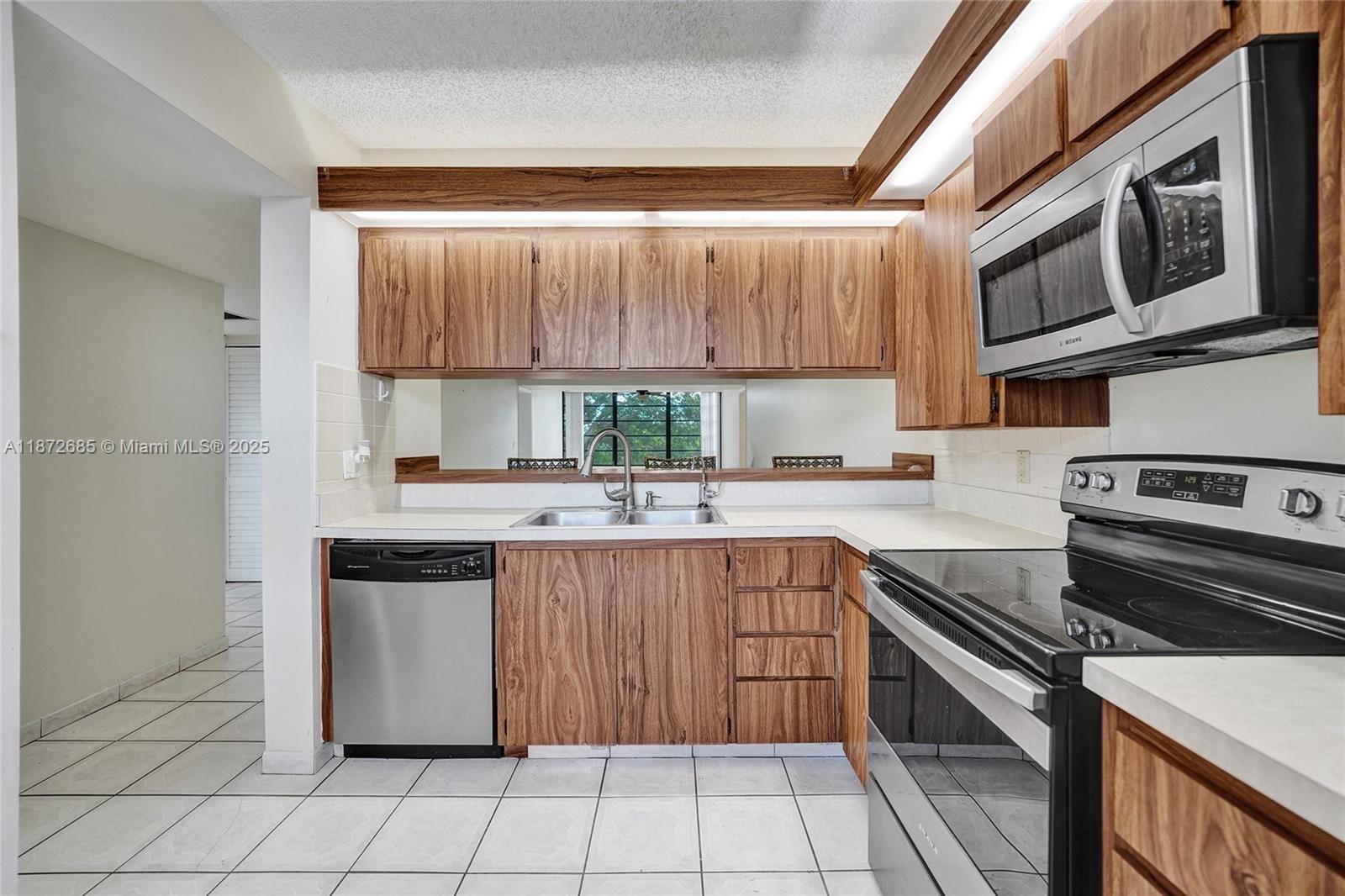 CONDO 1 OF WHITEHALL COND - Residential Lease