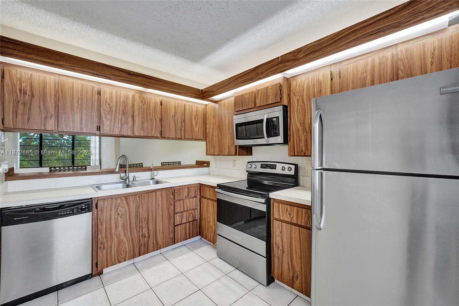 CONDO 1 OF WHITEHALL COND - Residential Lease