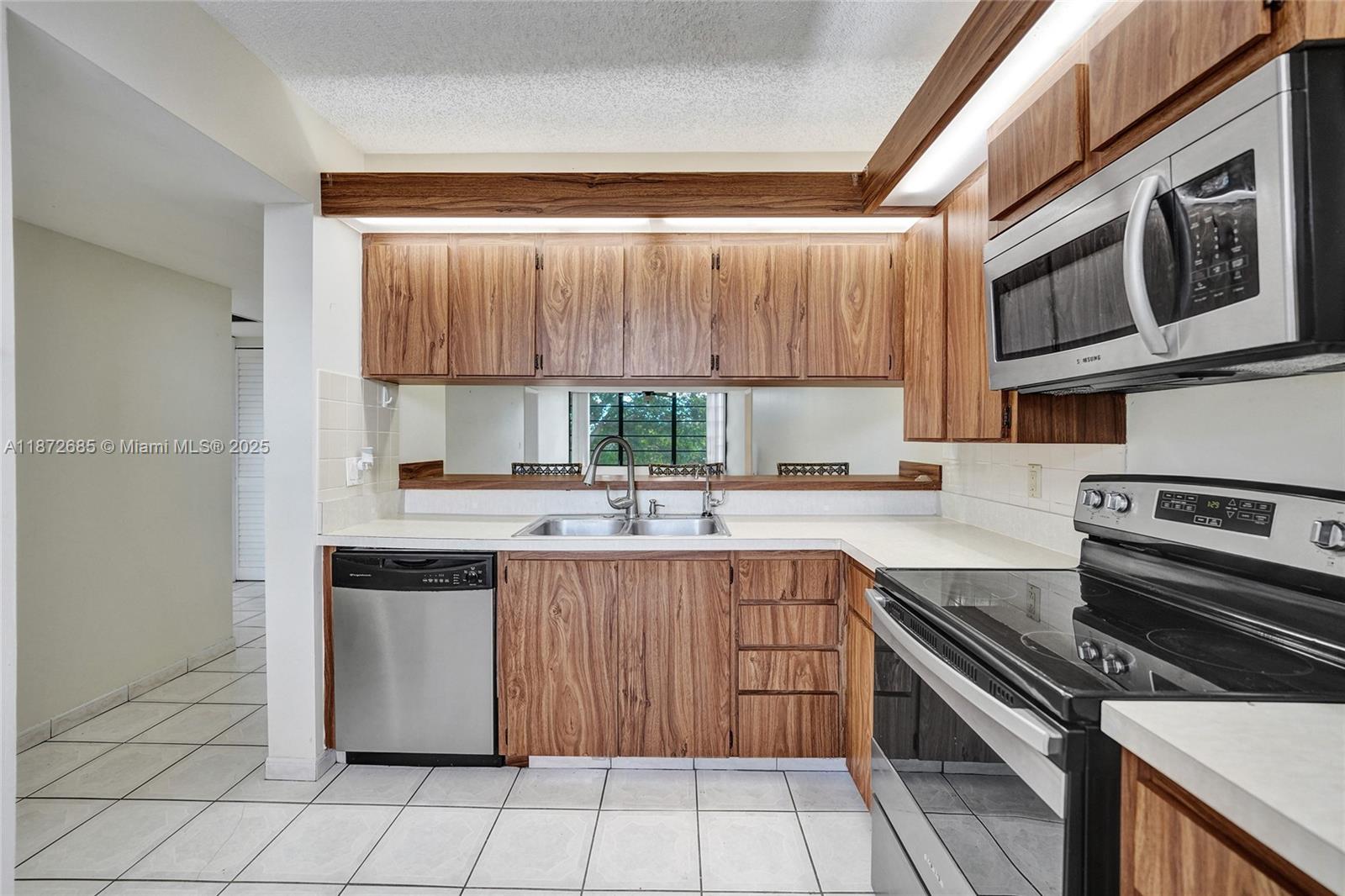 CONDO 1 OF WHITEHALL COND - Residential Lease