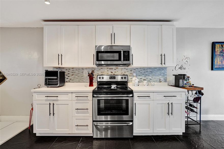 Amazing and modern updated NOW 3 bed 2.5bath with an open kitchen/eat in kitchen/living/ dinning area. A big Master suite and a beautiful big on suite bathroom with Tub and shower. On first floor you have also a spacious laundry room and half a bath. Storage room under the stairs. From Livingroom you enter the huge enclosed porch that brings you out to the patio area that is private and fenced in. You walk outside and enjoy the nature and trees from the TY Park and just steps away to Starbucks to get your coffee. Steps away from the pool. Close to Restaurants, shops.