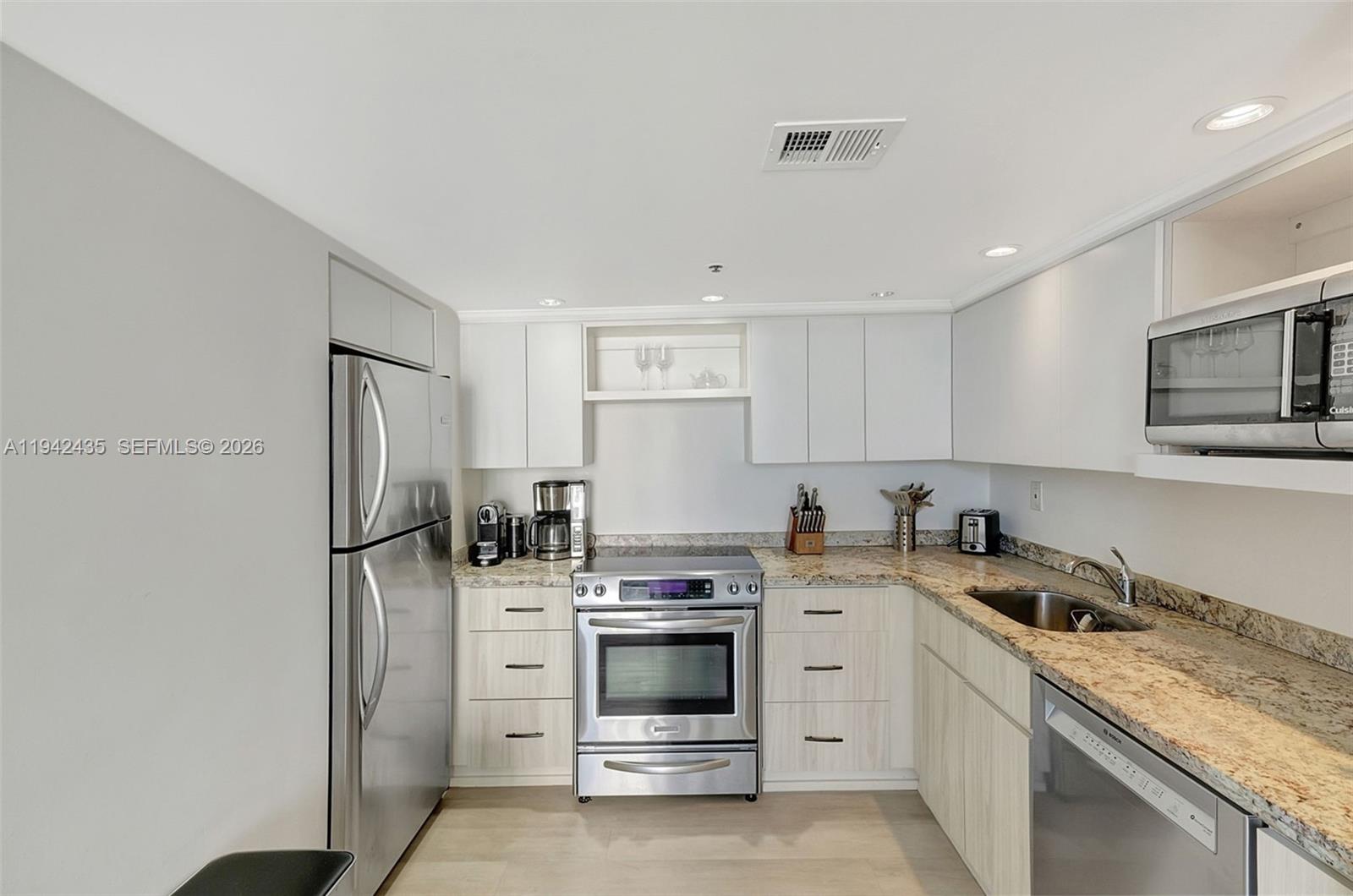 2457 Collins Ave 1402