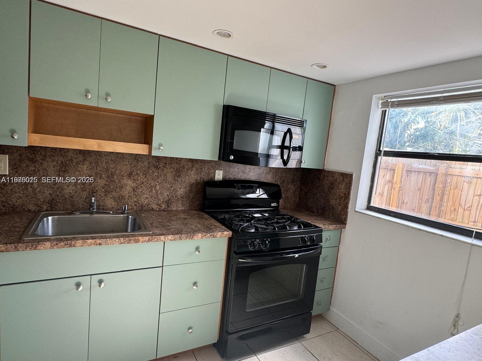 SNAPPER CREEK TOWNHOUSES - Residential Lease