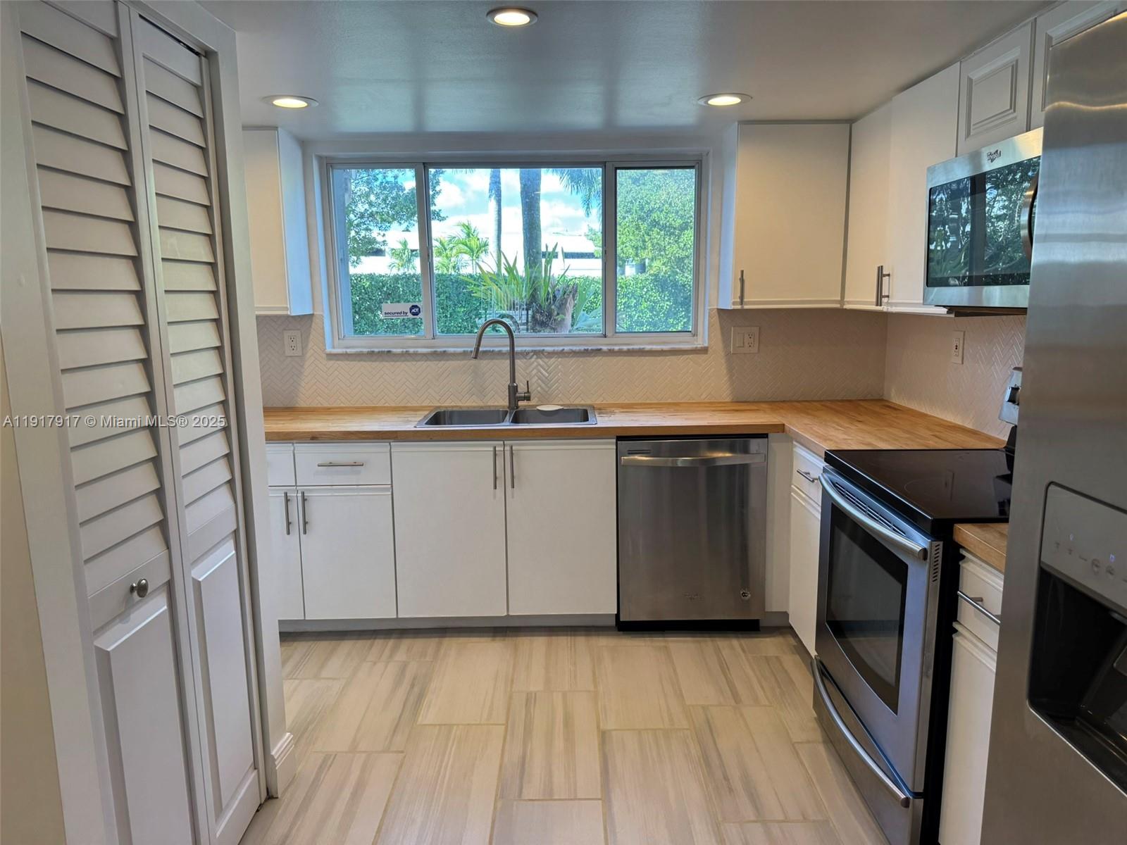 BANYAN GARDENS C0NDO - Residential Lease