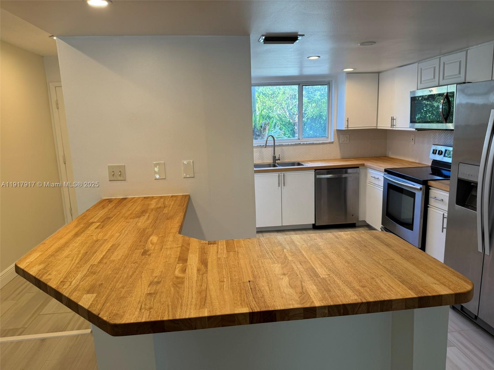 BANYAN GARDENS C0NDO - Residential Lease