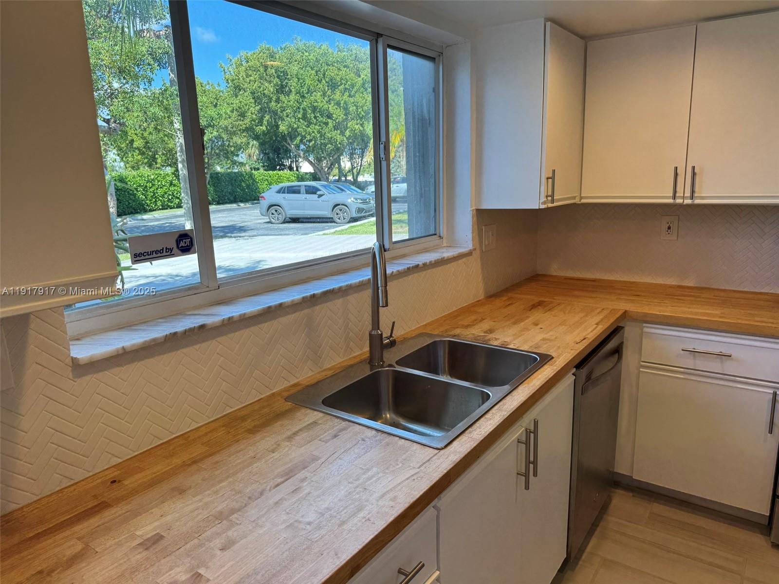 BANYAN GARDENS C0NDO - Residential Lease