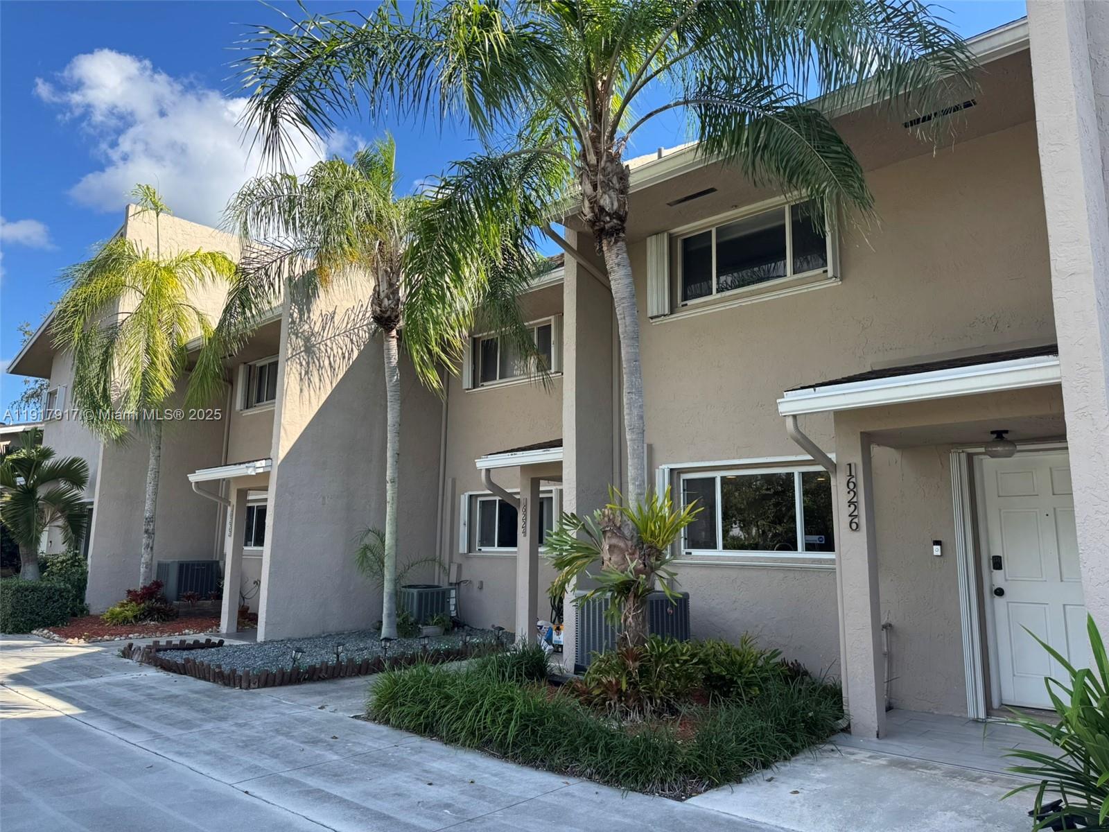 BANYAN GARDENS C0NDO - Residential Lease