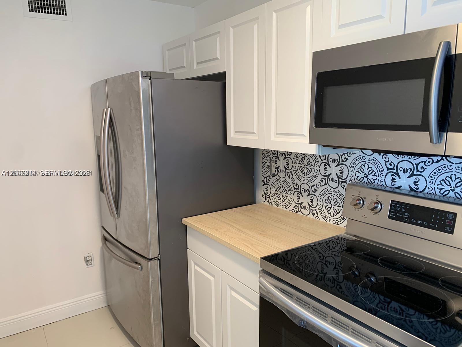 LE CLUB AT OLD CUTLER CON - Residential Lease