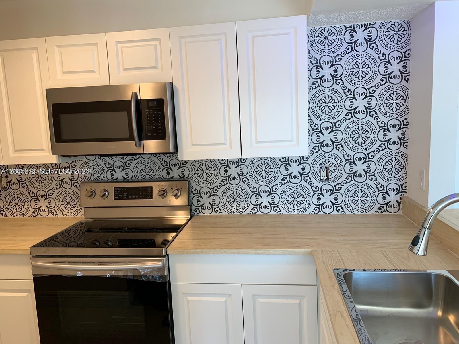 LE CLUB AT OLD CUTLER CON - Residential Lease