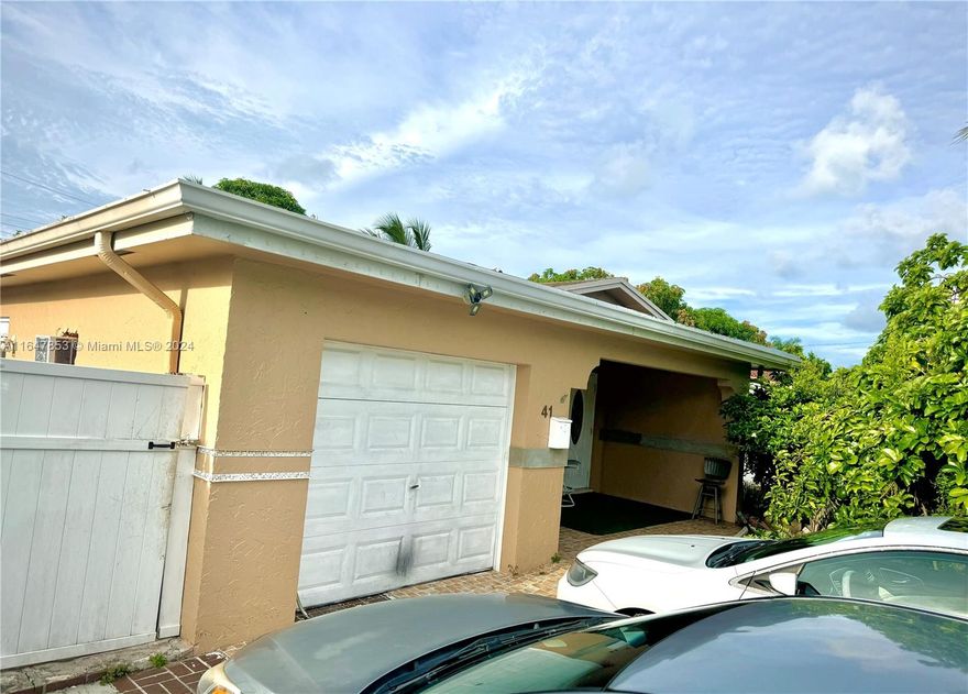 LARGE 3/2 PROPERTY WITH EXTRA LEGAL BEDROOM AND BATH, PLUS THE GARAGE. PANEL SOLAIR TO REDUCE YOUR ELECTRICAL BILL, IMPACT WINDOWS THROUT OUT.  GARAGE THAT CAN BE CONVERTED AS NWE OWNER SEE FIT. WITH NEW PAINT JOB, AND LITTLE FEW UPDATE, THAT WOULD BE AN AMAZING PROPERTY.