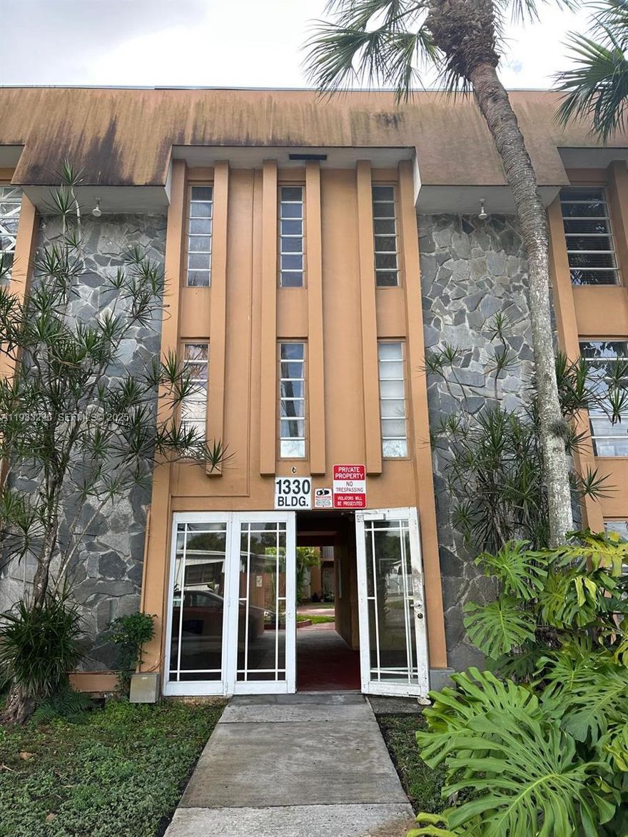 Great 1 bed 1 bath in the heart of Hialeah!! freshly painted, ground floor. Easy to show!!