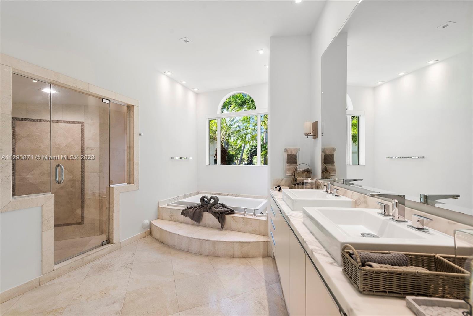 GOLDEN BEACH SEC E - Residential