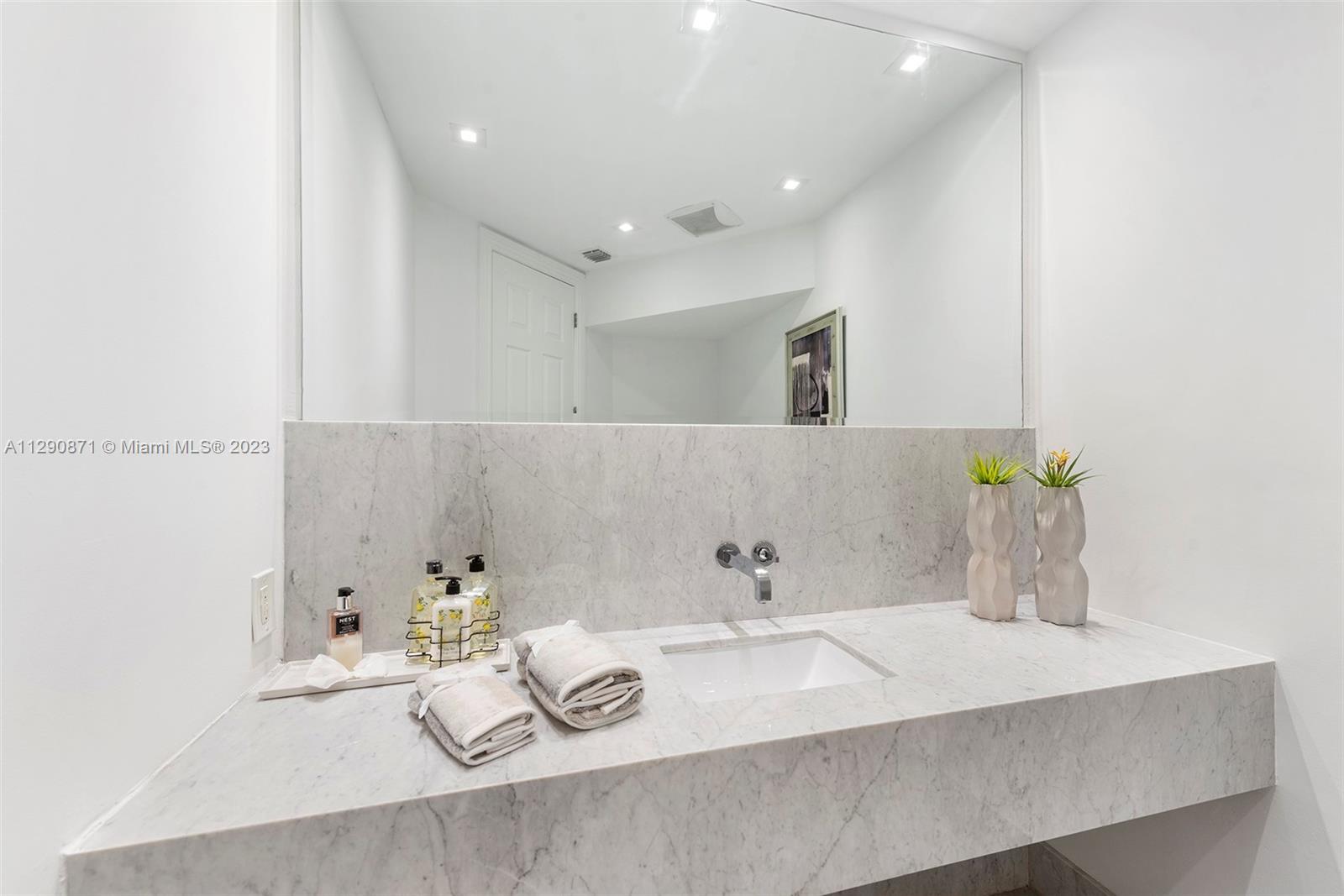 GOLDEN BEACH SEC E - Residential