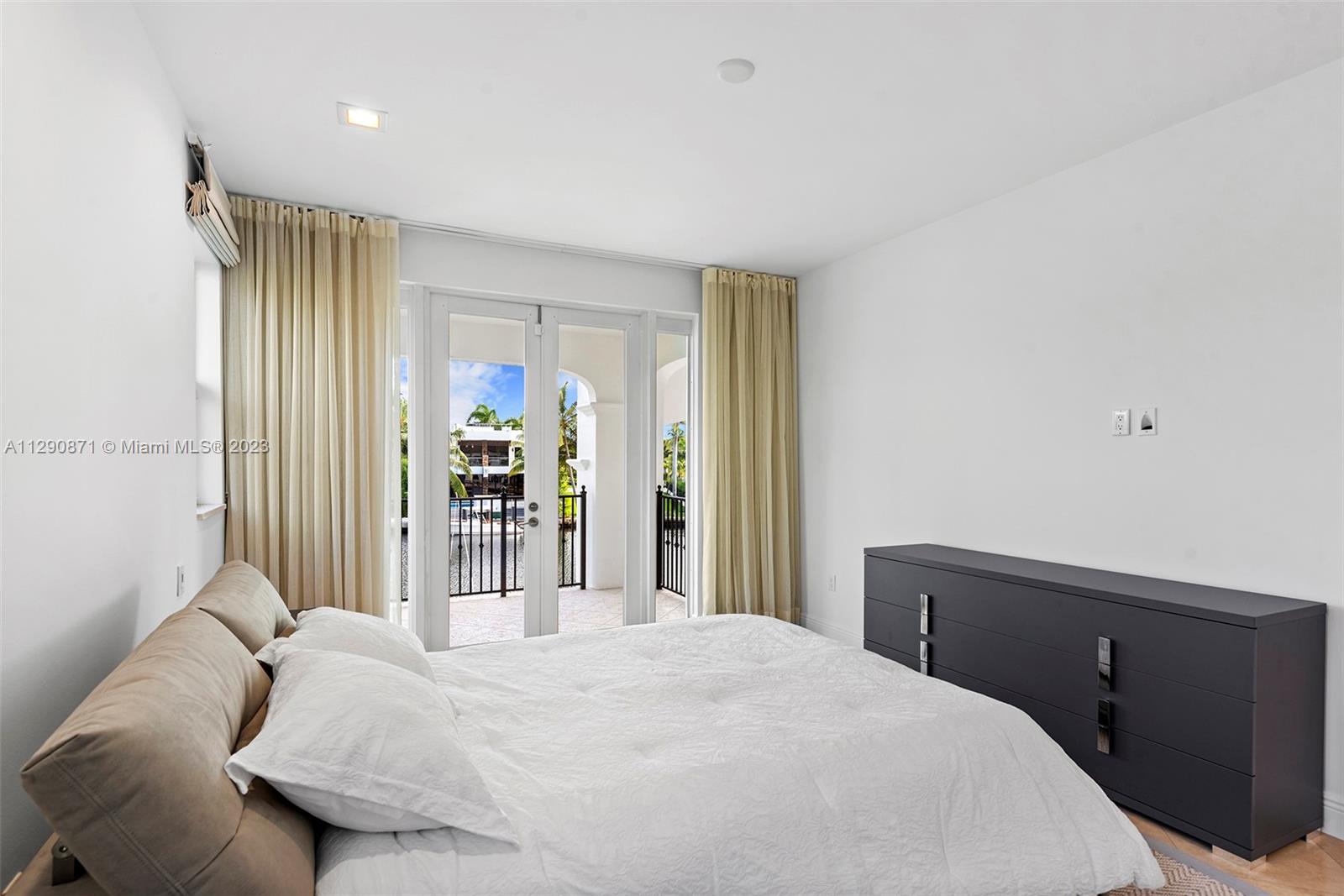 GOLDEN BEACH SEC E - Residential