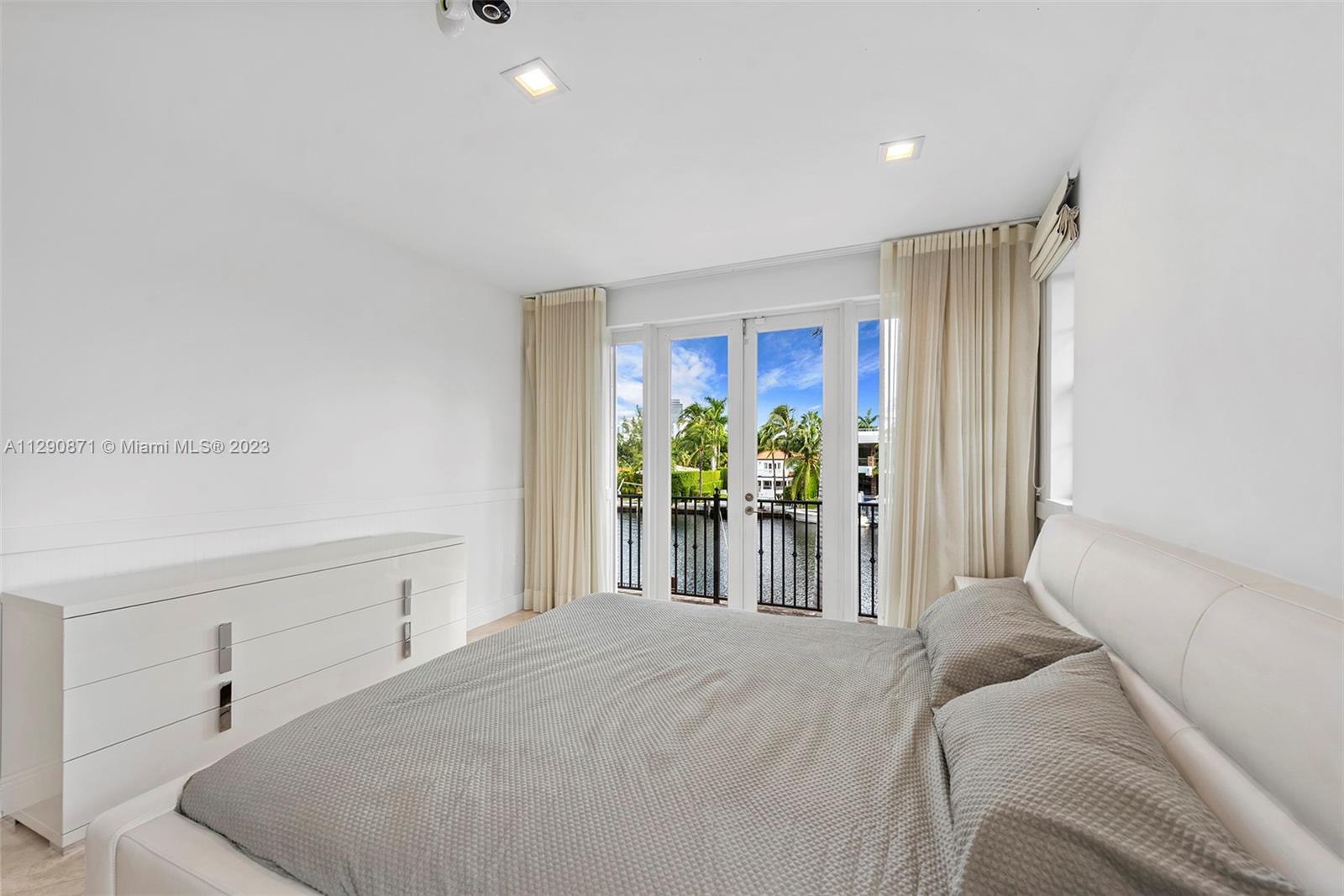 GOLDEN BEACH SEC E - Residential