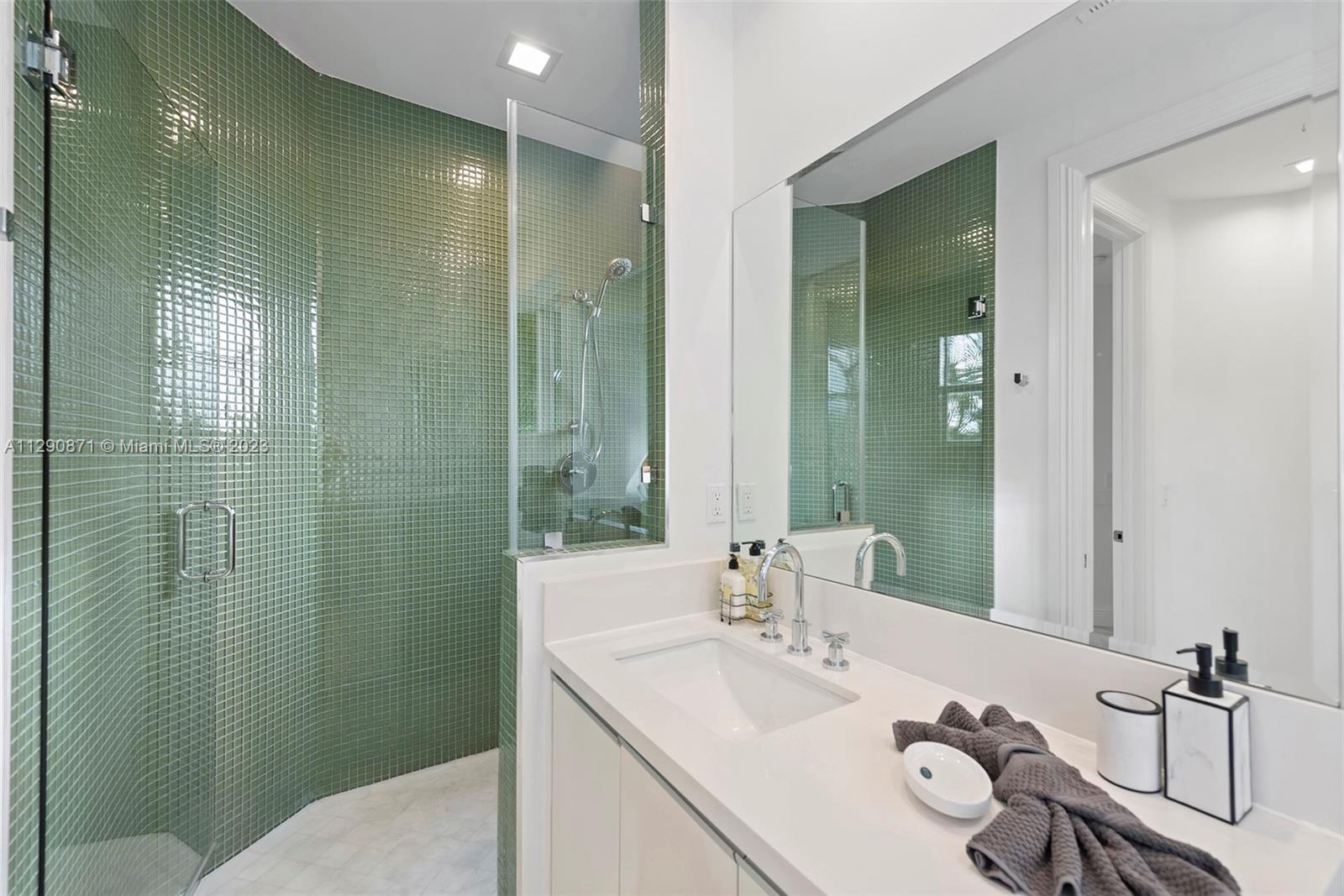 GOLDEN BEACH SEC E - Residential