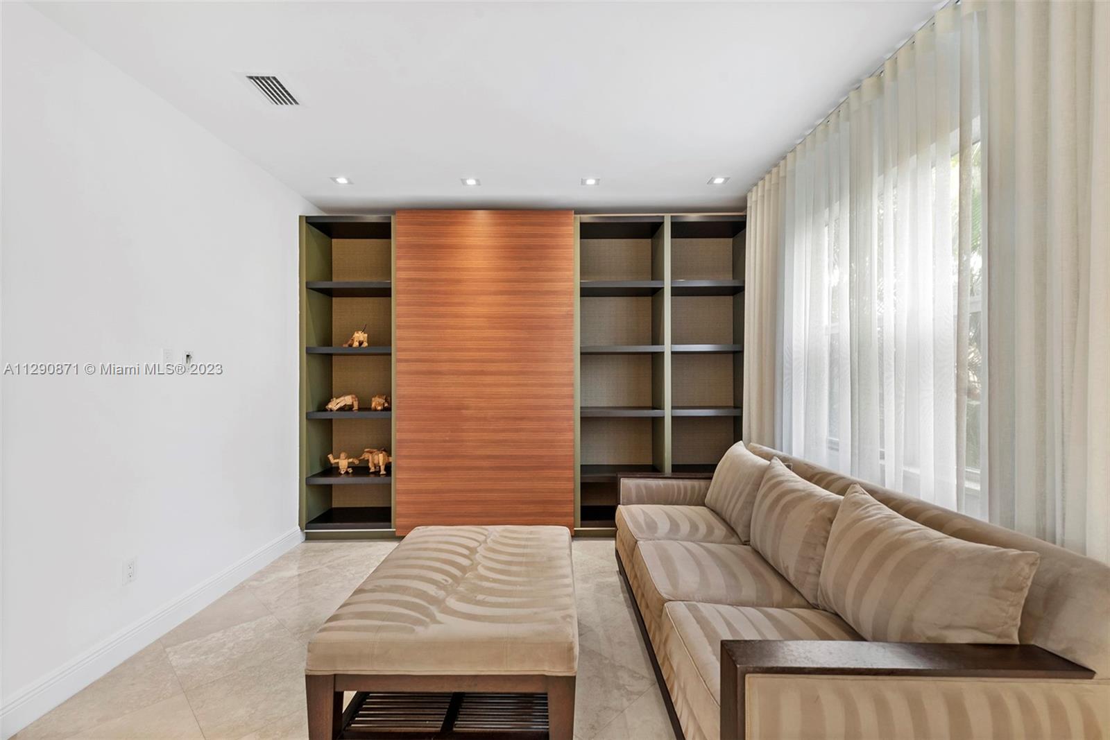 GOLDEN BEACH SEC E - Residential