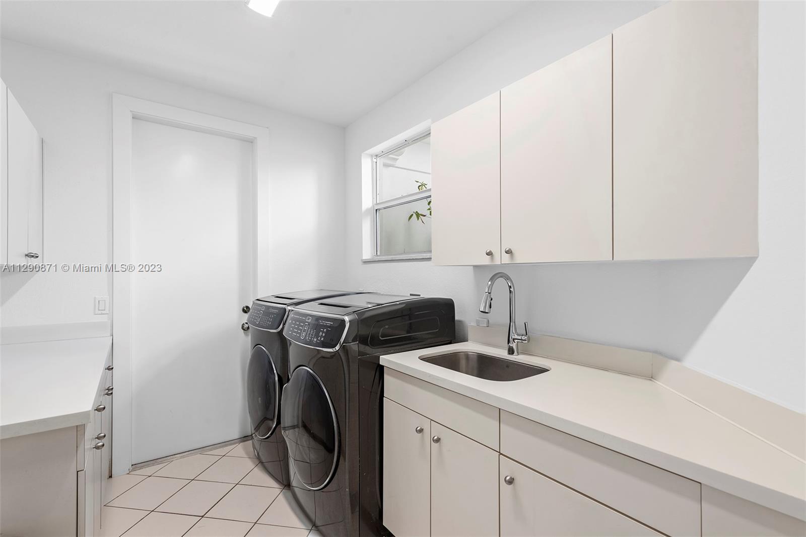 GOLDEN BEACH SEC E - Residential