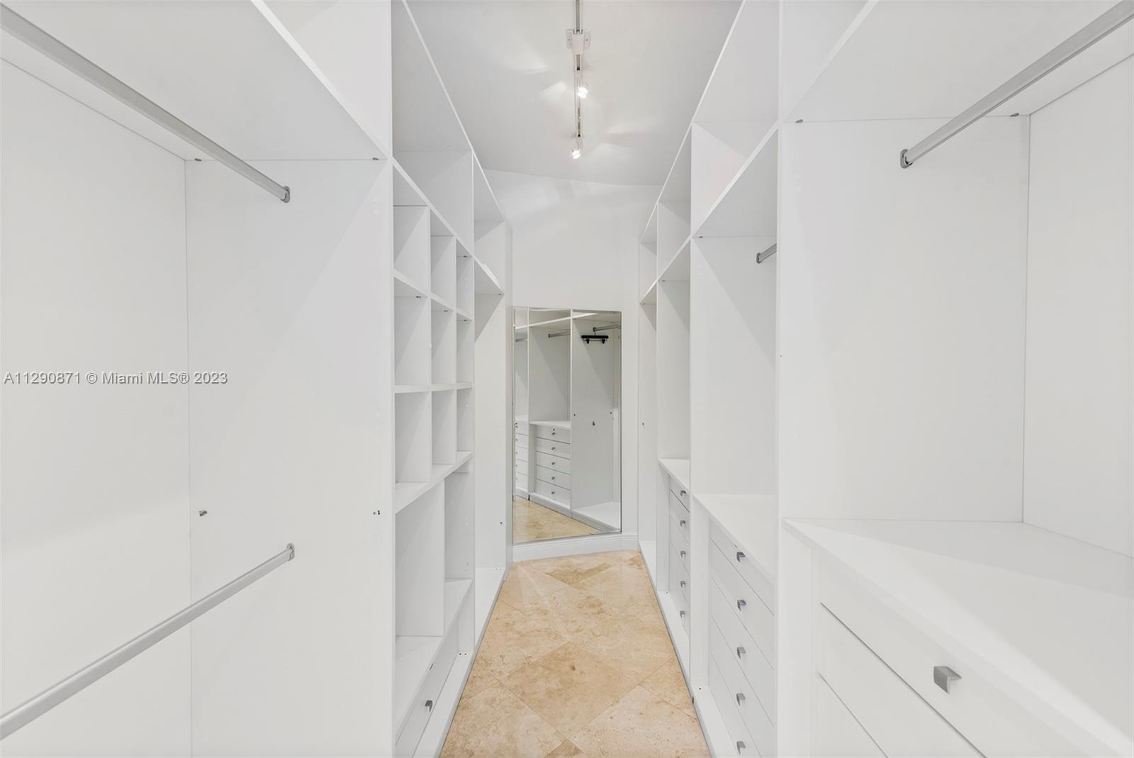 GOLDEN BEACH SEC E - Residential