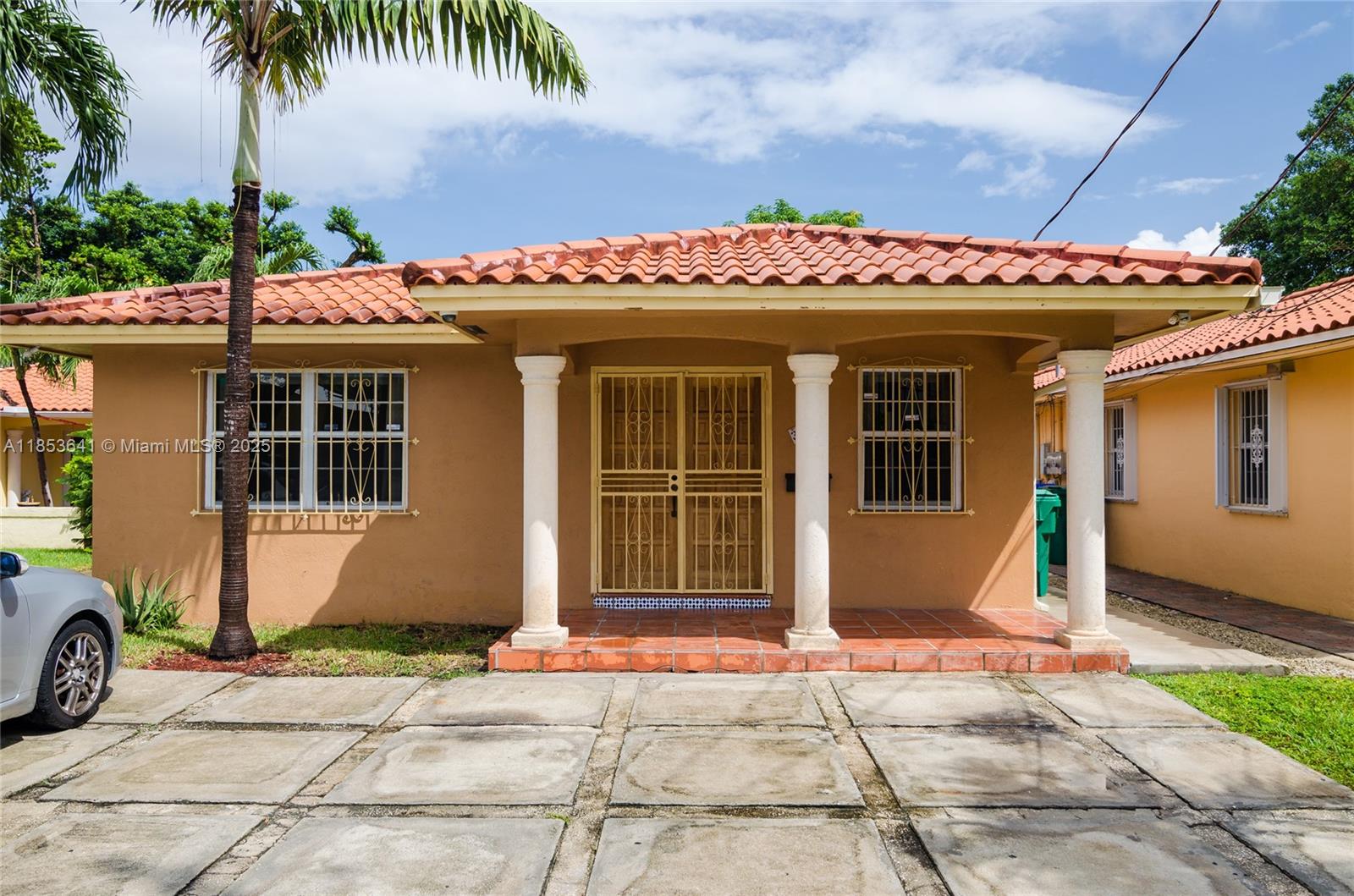 Charming home centrally located! This 3 bedroom 2 bathroom home is perfectly situated near local parks, stores, schools, and the expressway. Spend lots of quality time with family and friends in the living room and spacious kitchen!