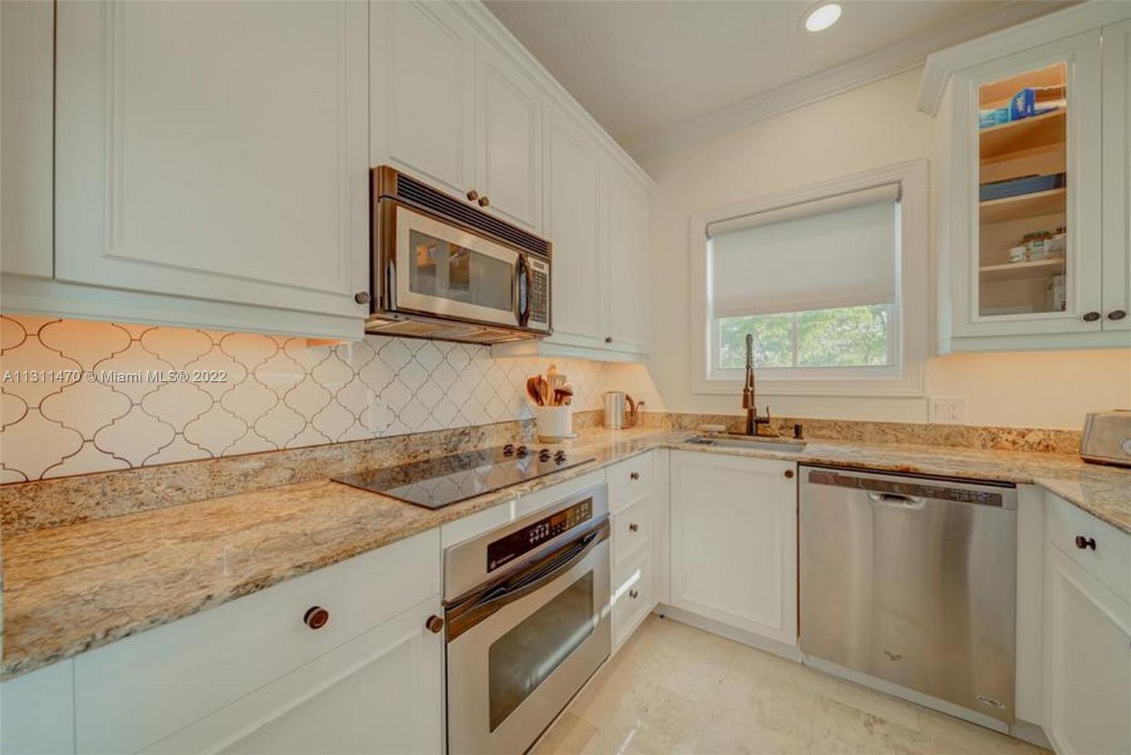 PINEAPPLE PLACE CONDO - Residential