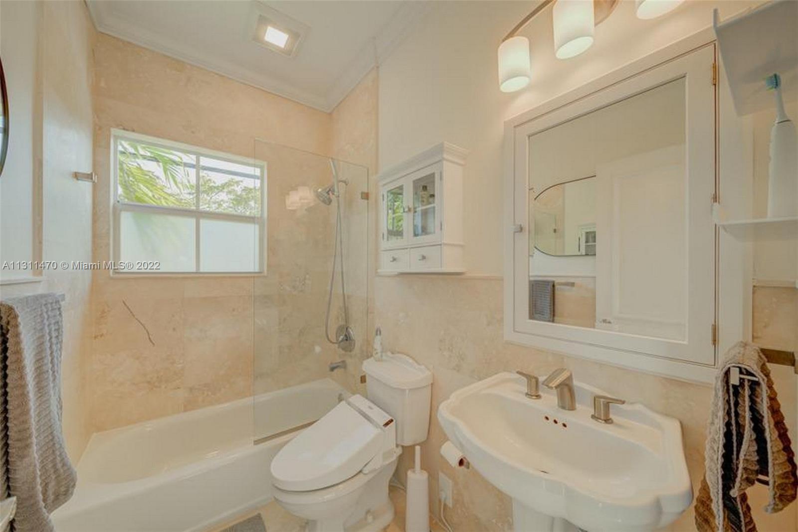 PINEAPPLE PLACE CONDO - Residential